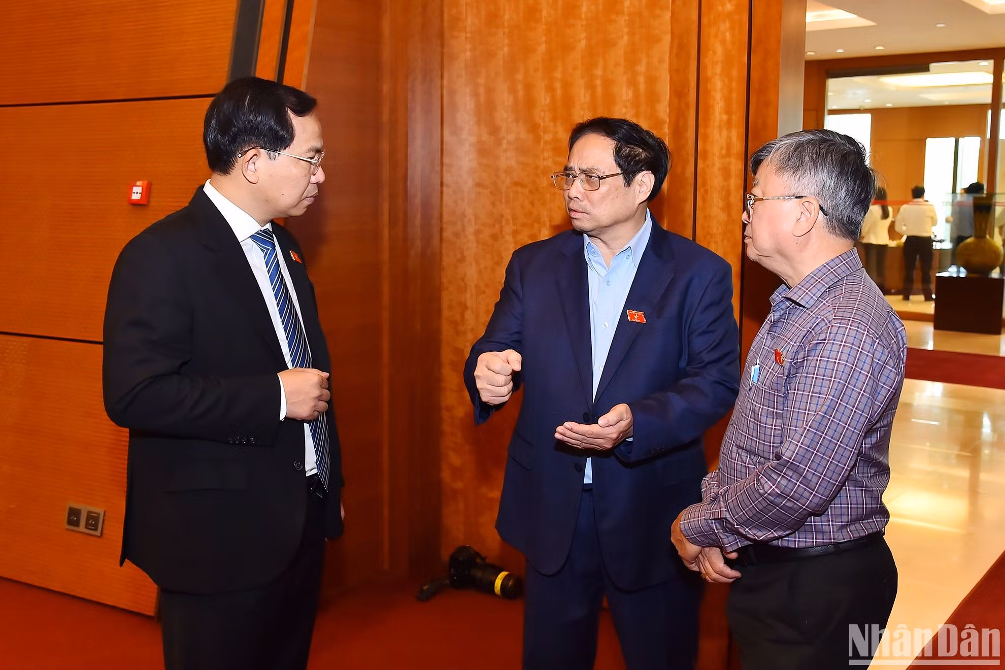 El primer ministro Pham Minh Chinh intercambia opiniones con los diputados.