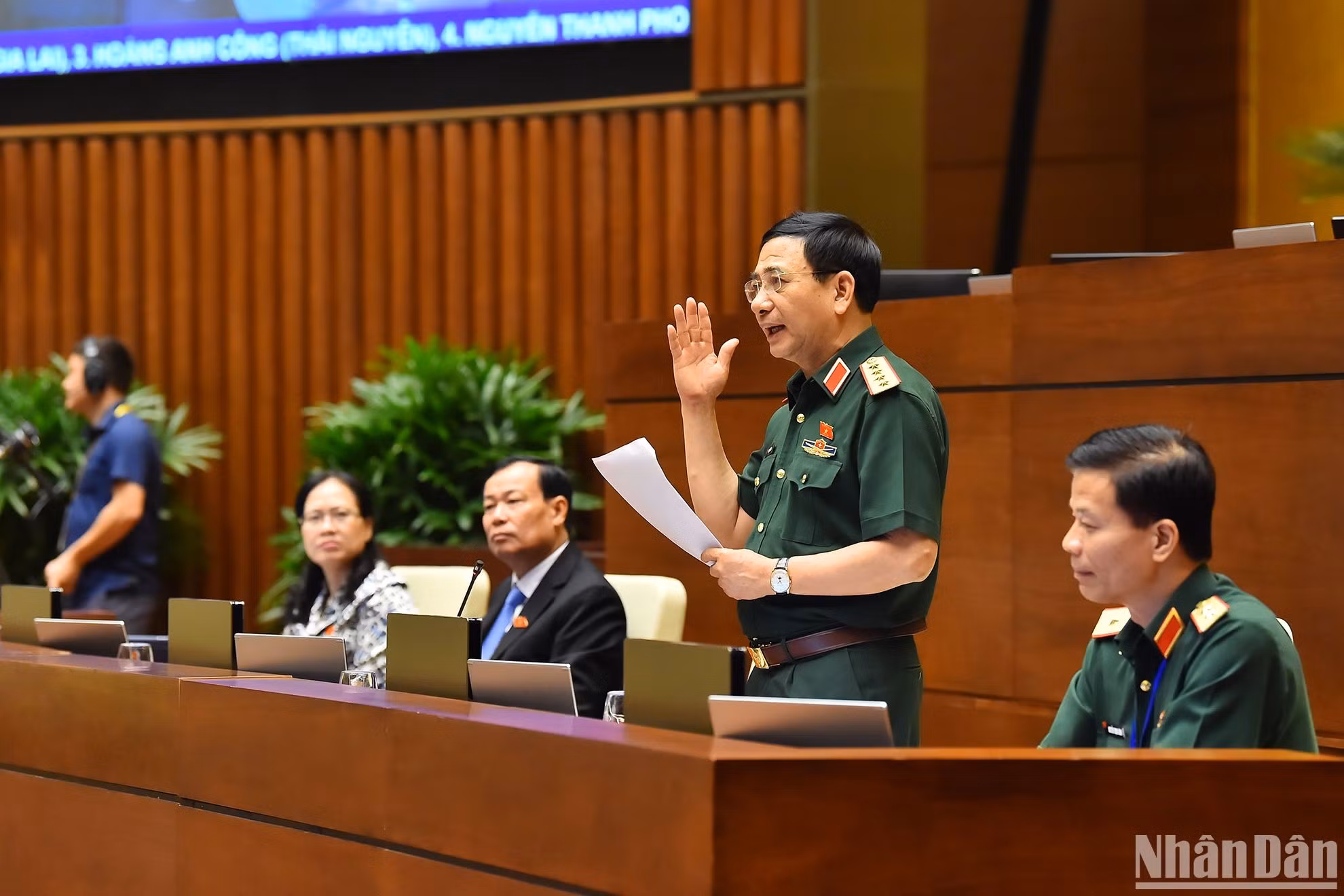 El ministro de Defensa, Phan Van Giang, interviene en la cita.
