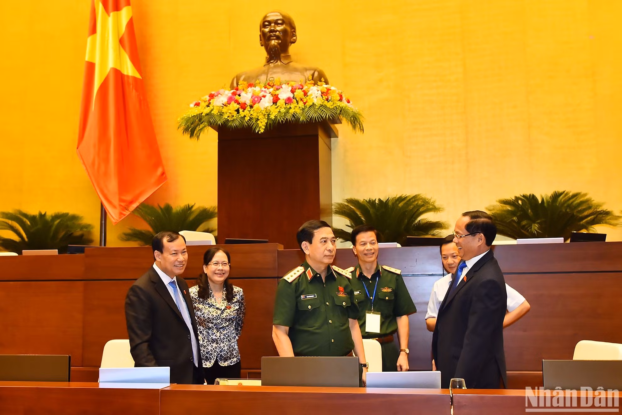 El ministro de Defensa, Phan Van Giang, debate con el vicepresidente legislativo Tran Quang Phuong al margen de la discusión sobre el proyecto de Ley de Defensa Civil.