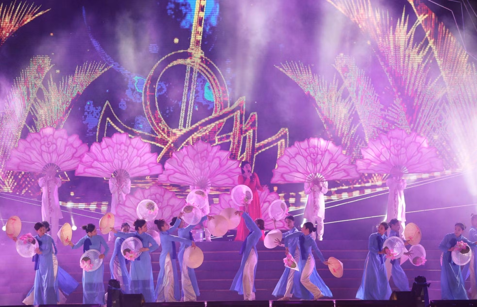 La danza con sombrero cónico tradicional.