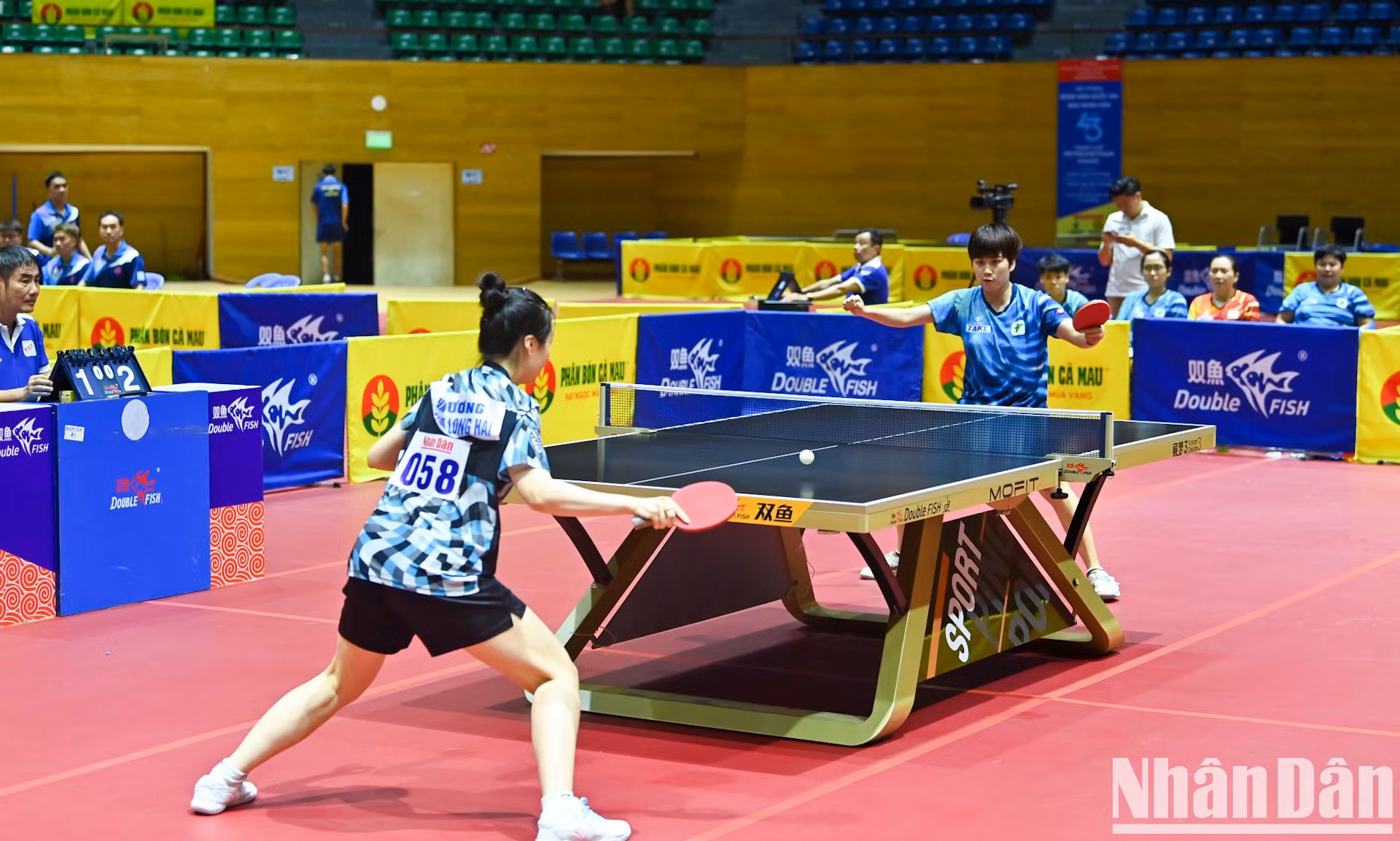 Las dos jugadoras, Nguyen Khoa Dieu Khanh y Nguyen Thi Mai Phuong, se enfrentan en el segundo partido de la final por equipos femeninos.