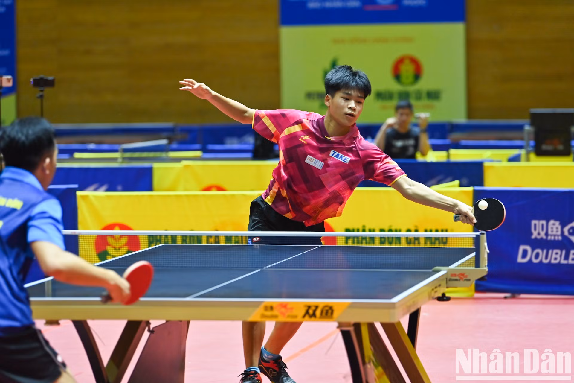 El joven tenimesista Do Minh Luong (del equipo Hanói 1) se enfrenta a su oponente Dinh Anh Hoang (Cong an Nhan dan T&amp;T 1) en el partido inaugural de la final por equipos masculino.
