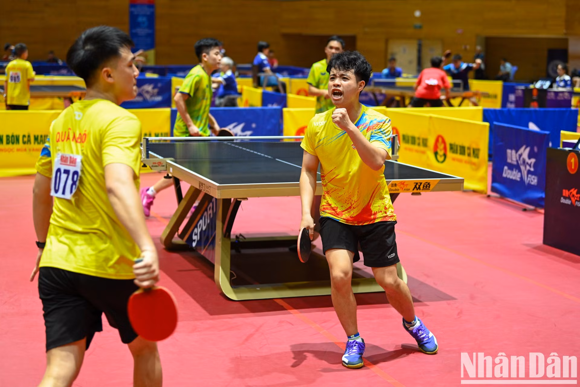 Nguyen Dang Hiep y Bui The Nghia celebran tras anotar el tanto decisivo.