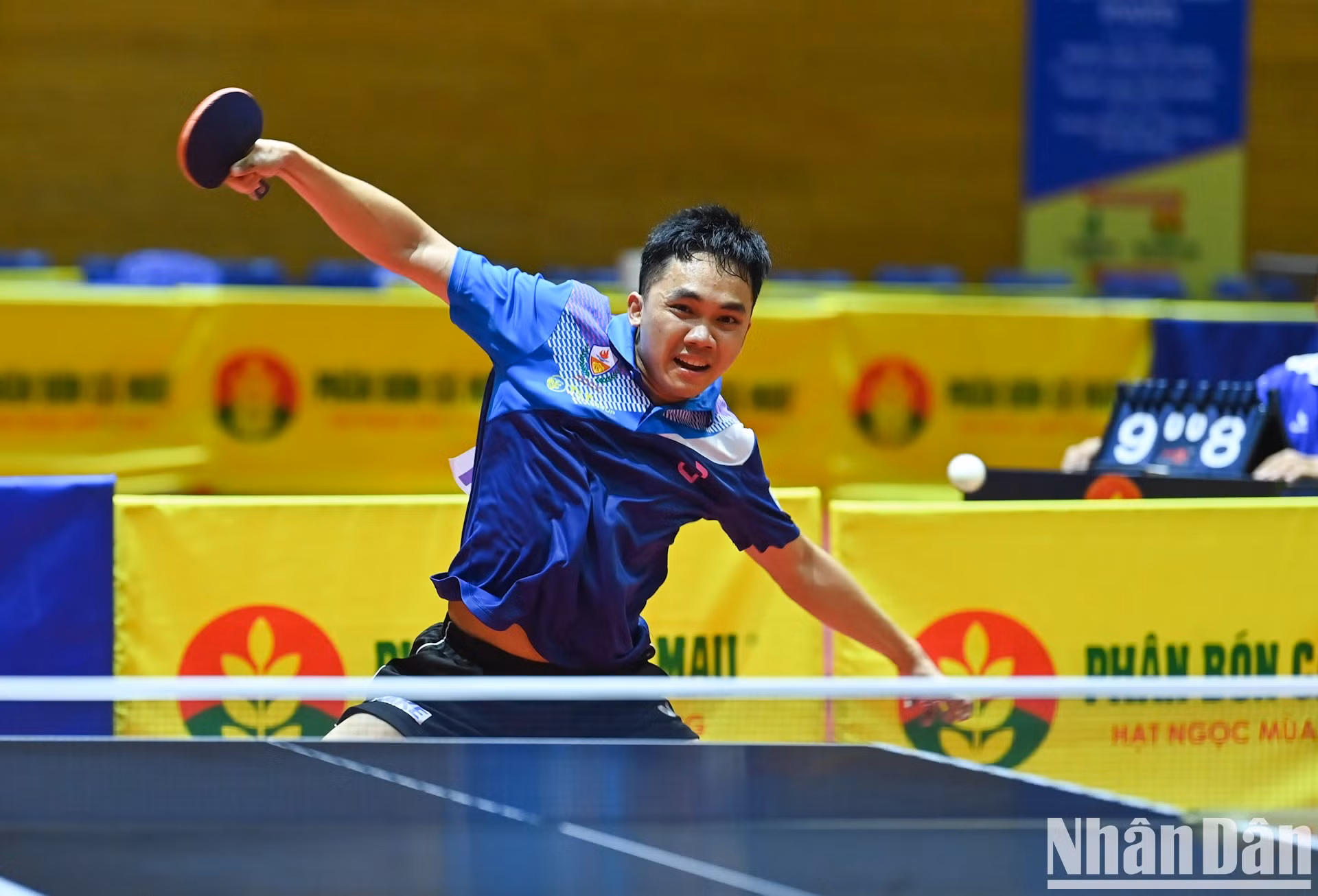 Con su experiencia en la competición y su técnica superior, Dinh Anh Hoang logra una victoria por 3-0, otorgando la ventaja al equipo Cong an Nhan dan T&amp;T 1.