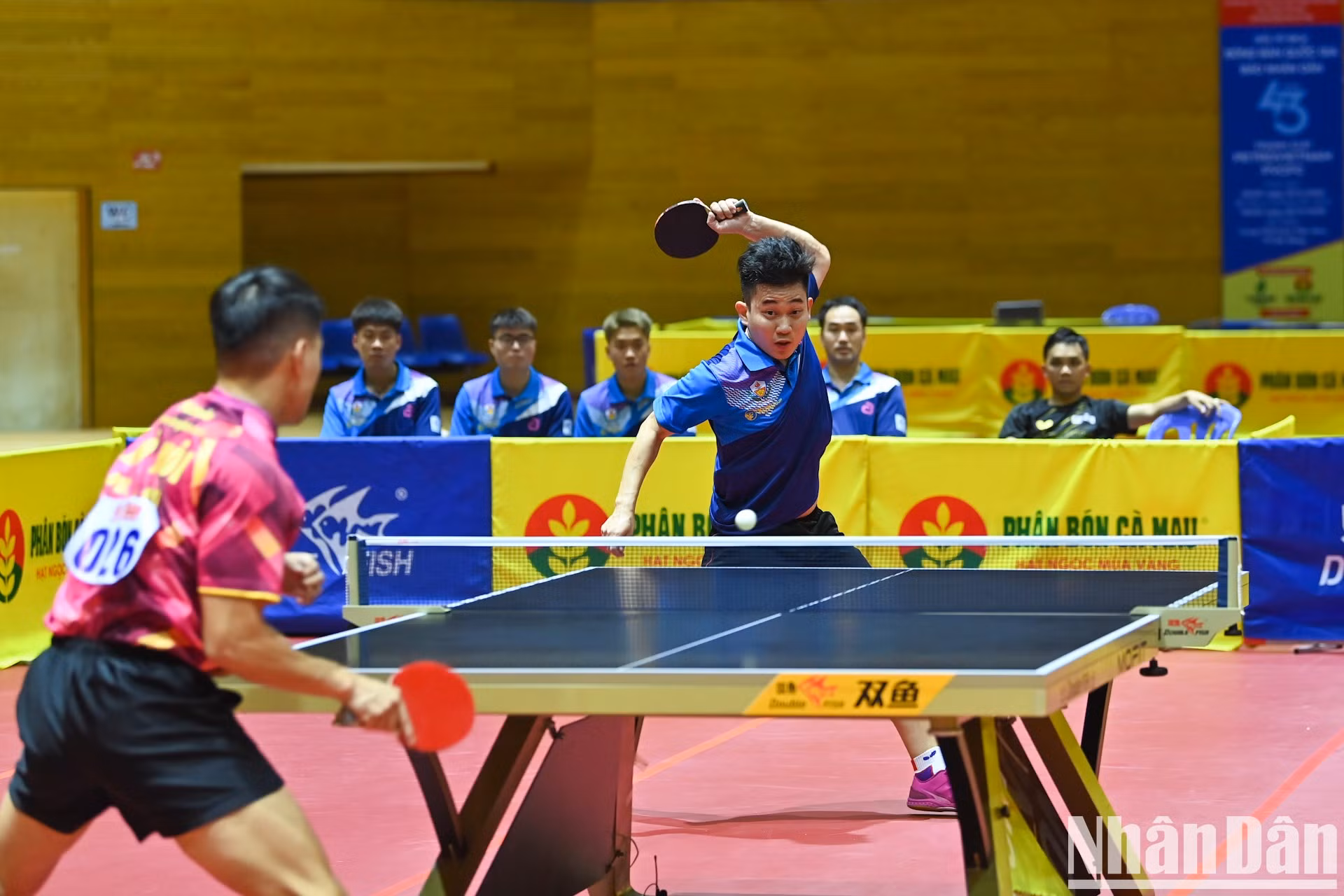 El jugador Le Dinh Duc sorprende al imponerse 3-0, poniendo a Cong an Nhan dan T&amp;T 1 en una posición favorable.