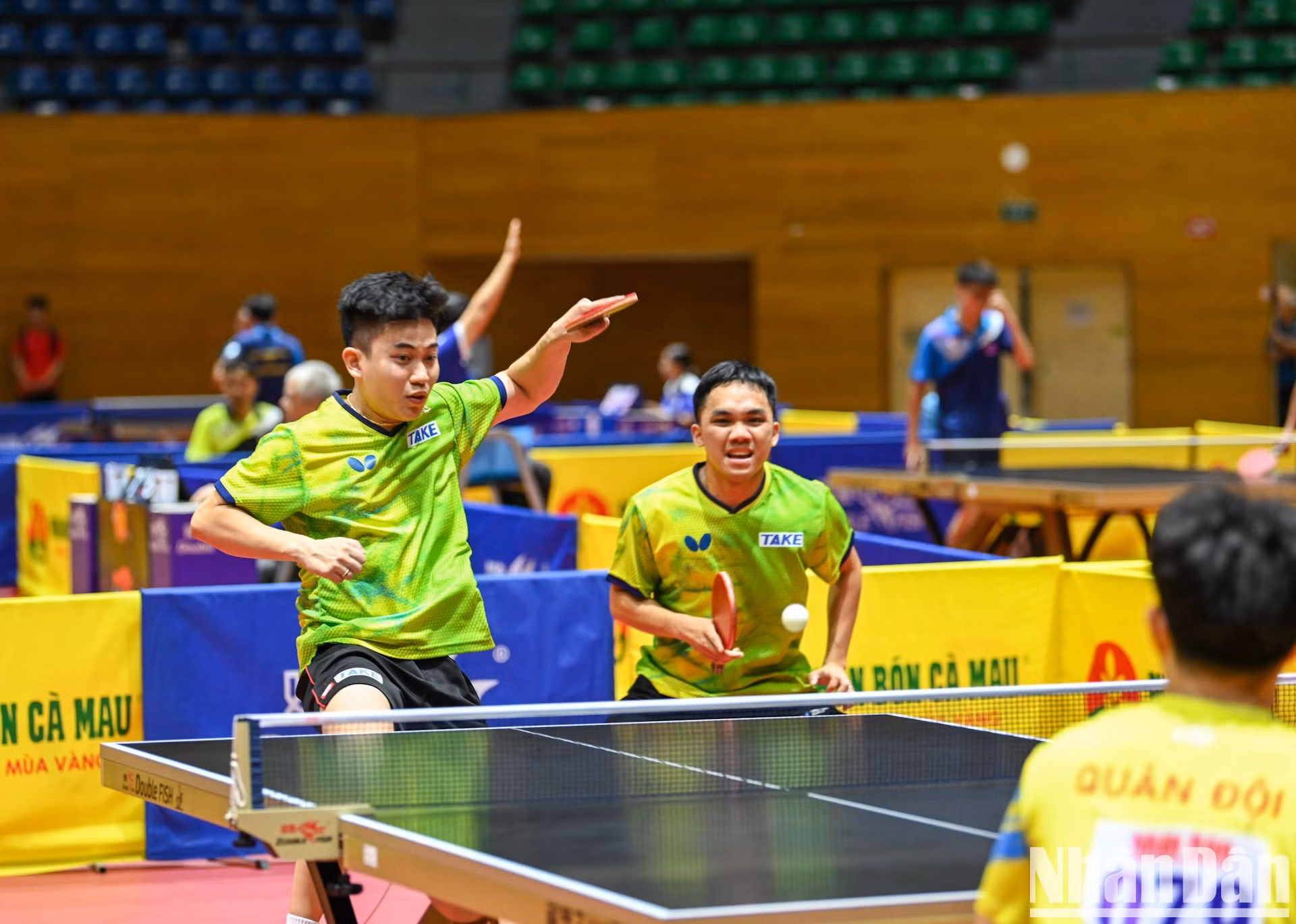 Dinh Anh Hoang y Le Dinh Duc ganan el cuarto set por 12-10 y se consagran campeones.