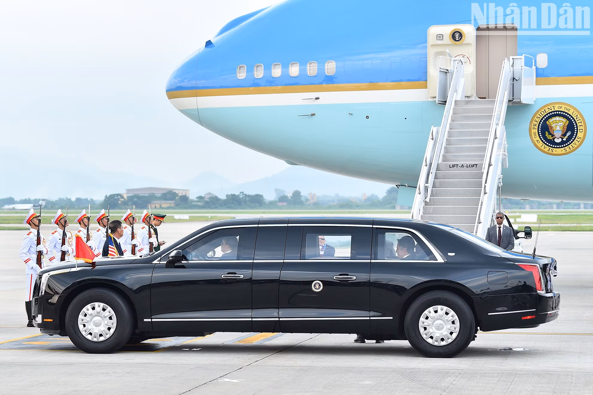 El coche presidencial sale del aeropuerto internacional de Noi Bai.
