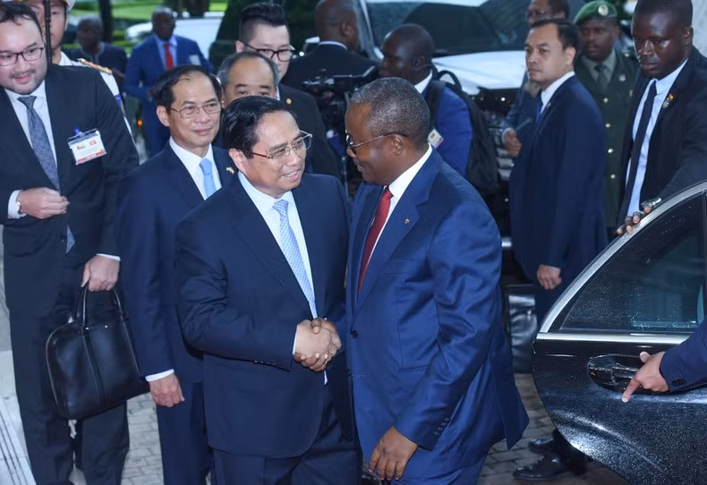 Minh Chinh da la bienvenida al presidente de Guinea-Bissau, Umaro Sissoco Embaló.