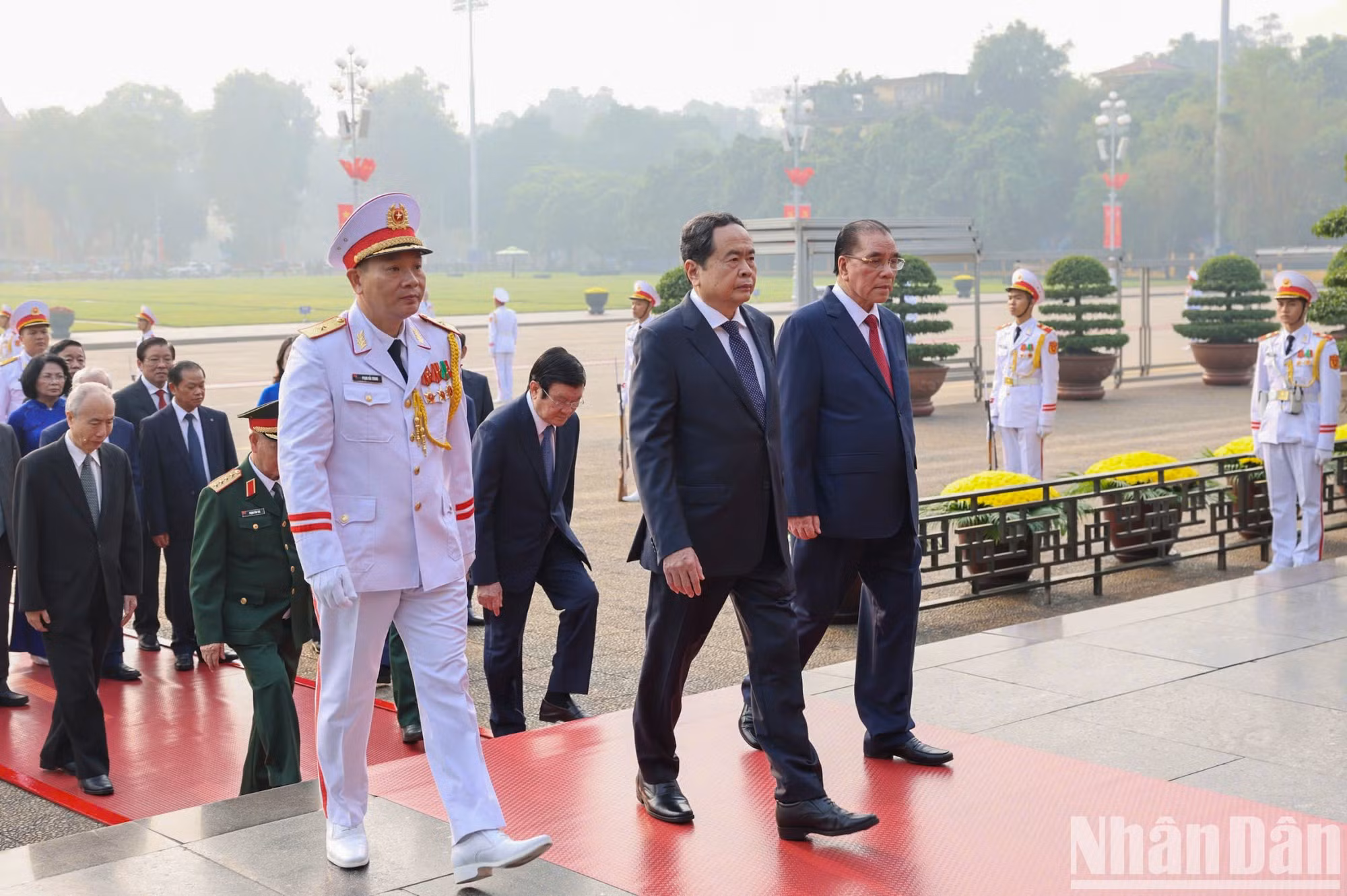 El presidente de la Asamblea Nacional, Tran Thanh Man, el ex secretario general del Partido Comunista de Vietnam, Nong Duc Manh y otros dirigentes del Partido y del Estado visitan el Mausoleo del Presidente Ho Chi Minh.