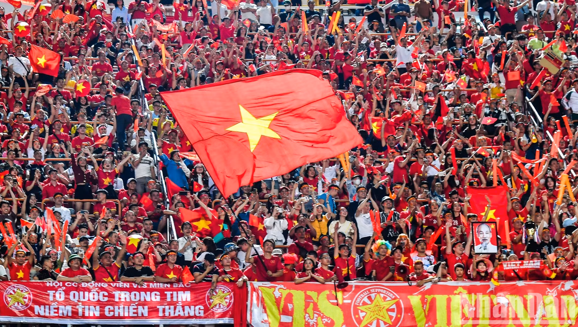 La bandera nacional de Vietnam ondea sobre el estadio Rajamangala.