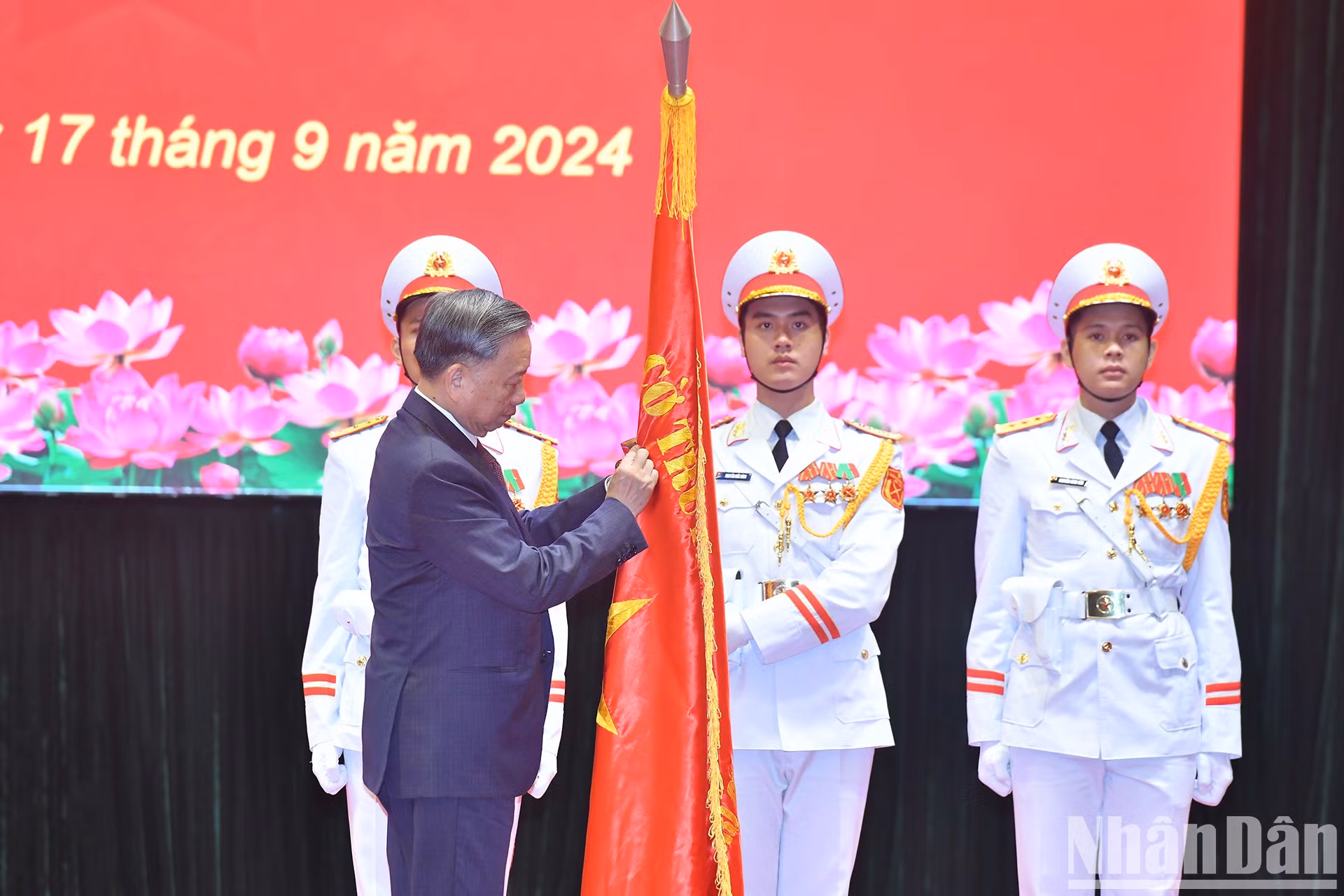 To Lam otorga la Orden del Trabajo de Primera Clase a la Academia Nacional de Política Ho Chi Minh.