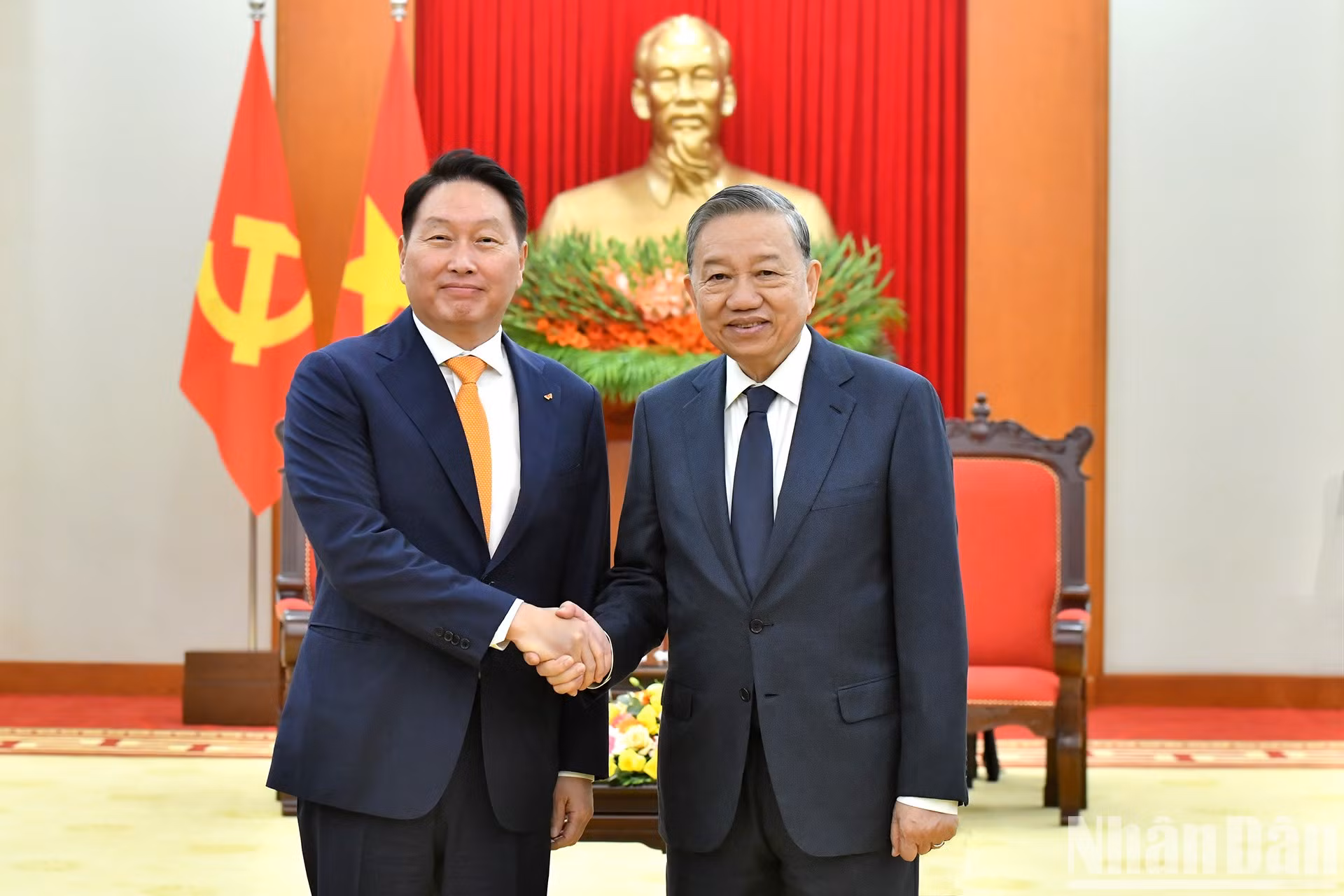 To Lam da bienvenida al visitsnte surcoreano.