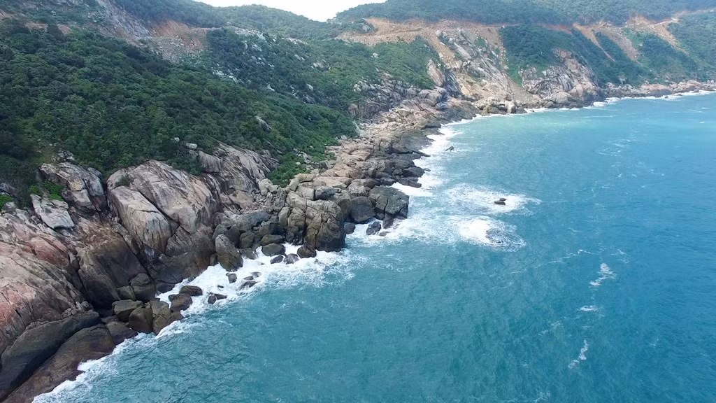 Este destino atrae a los turistas no sólo por la belleza verde de los bosques primigenios, sino también por las playas azules y el aire puro.