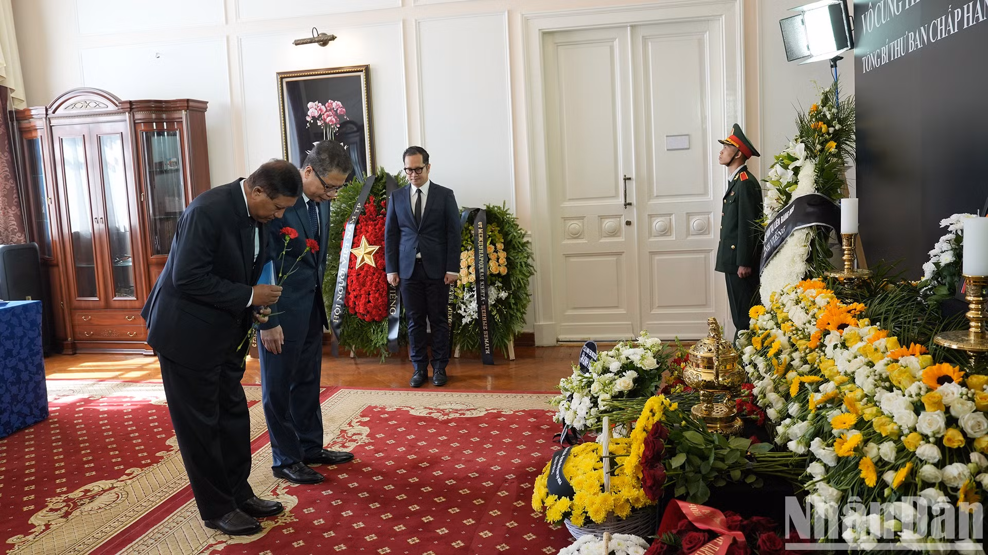 El embajador de Myanmar en Rusia presenta sus respetos al secretario general Nguyen Phu Trong. El embajador de Myanmar en Rusia presenta sus respetos al secretario general Nguyen Phu Trong.