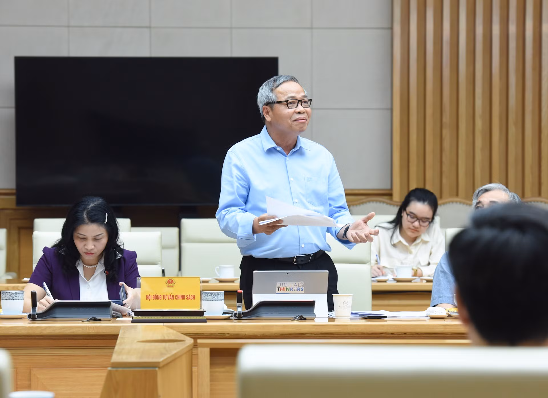 Nguyen Trung Chinh, presidente del Consejo de Administración y presidente ejecutivo del Grupo Tecnológico CMC, interviene en la reunión.