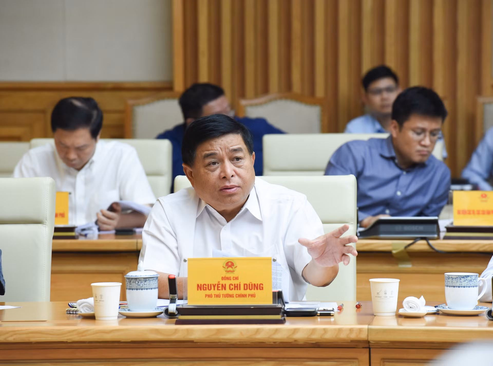 El viceprimer ministro Nguyen Chi Dung habla en la reunión.