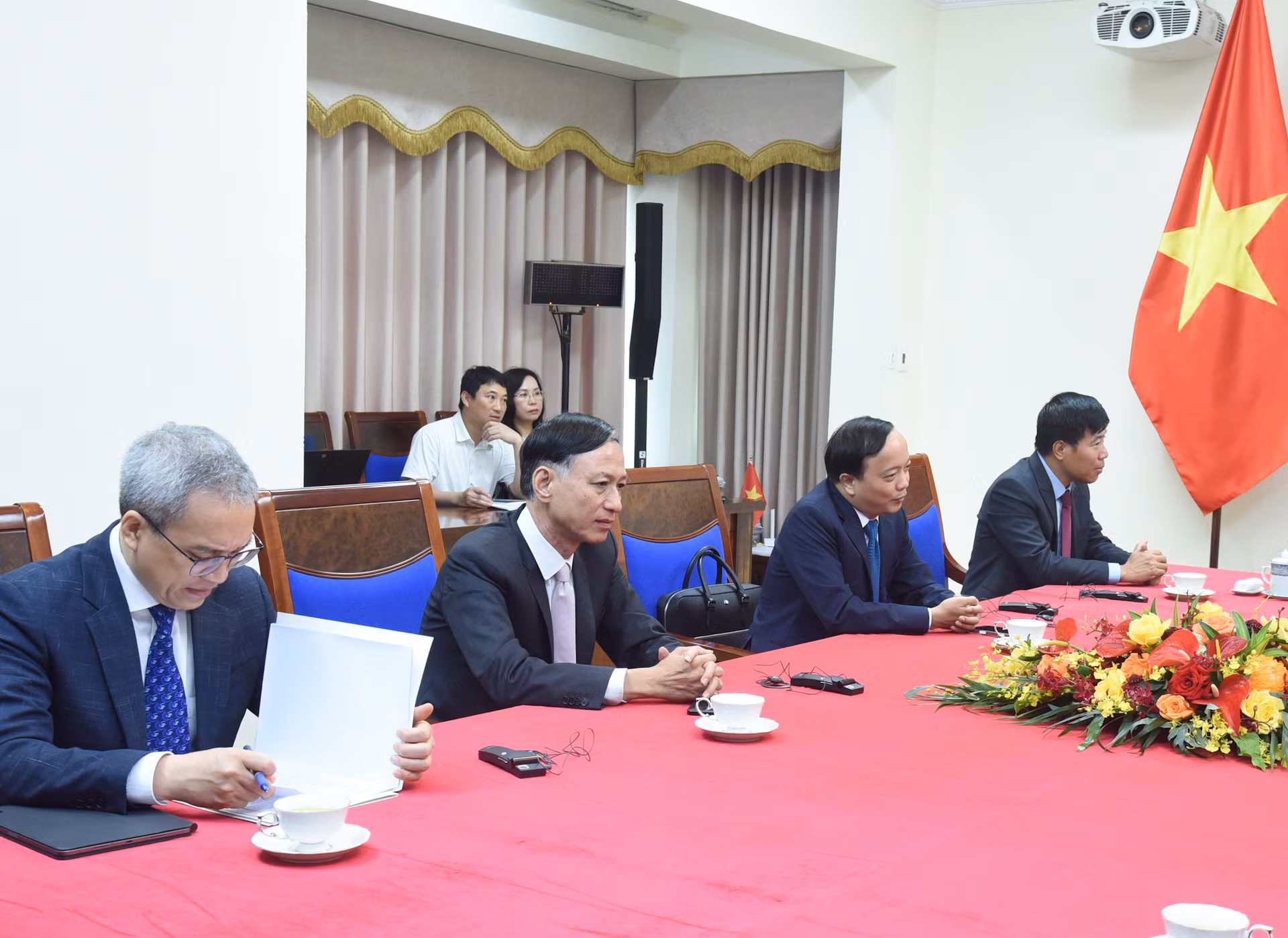 Asistentes vietnamitas en la cita.