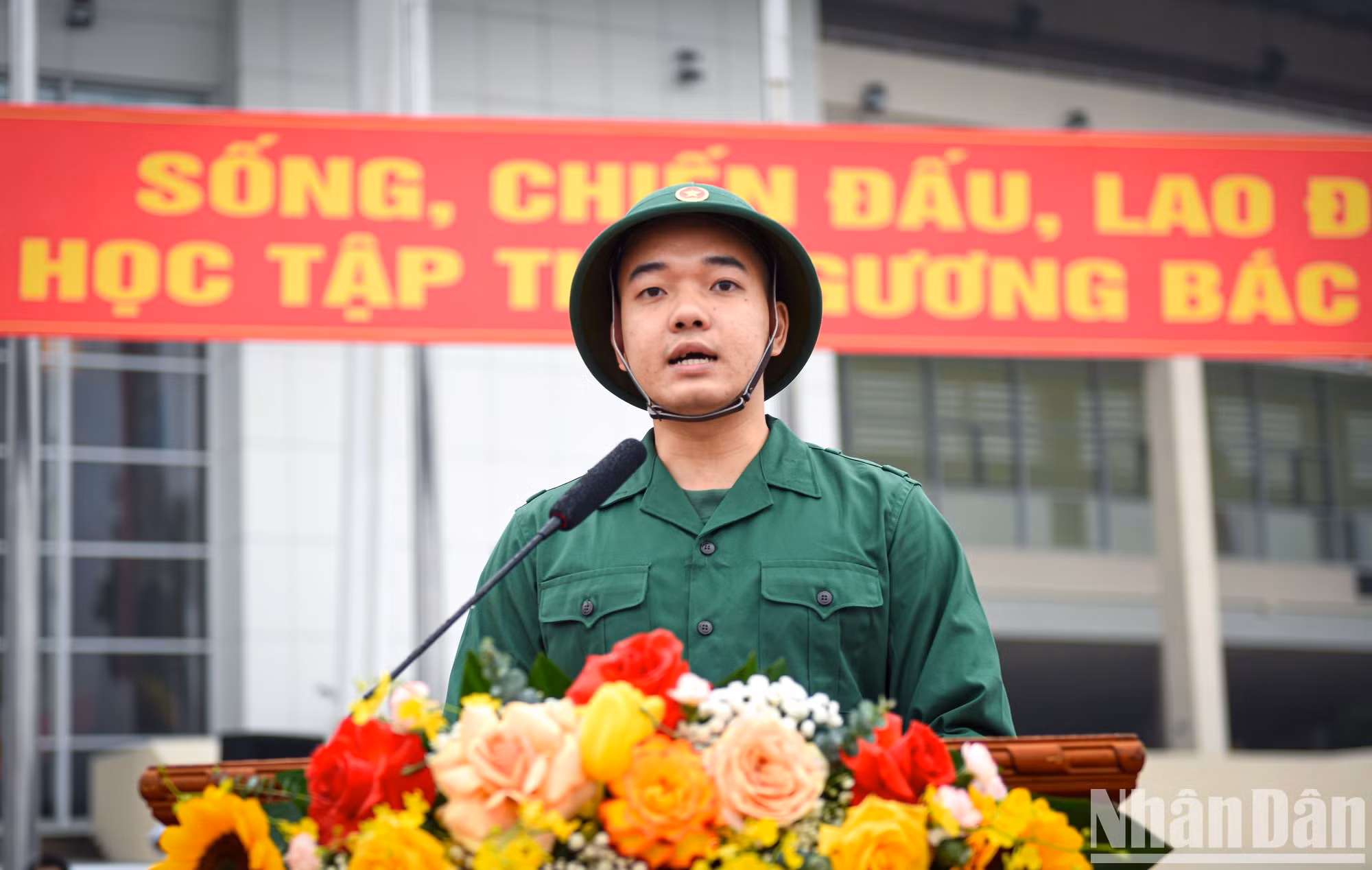 Ngo Cong Duc, del Regimiento 102, División de Infantería 308, en nombre de los 66 reclutas del distrito de Nam Tu Liem, expresó su orgullo por seguir los pasos de sus antecesores al engrosar las filas del Ejército Popular y la Seguridad Pública Popular. Ngo Cong Duc, del Regimiento 102, División de Infantería 308, en nombre de los 66 reclutas del distrito de Nam Tu Liem, expresó su orgullo por seguir los pasos de sus antecesores al engrosar las filas del Ejército Popular y la Seguridad Pública Popular.