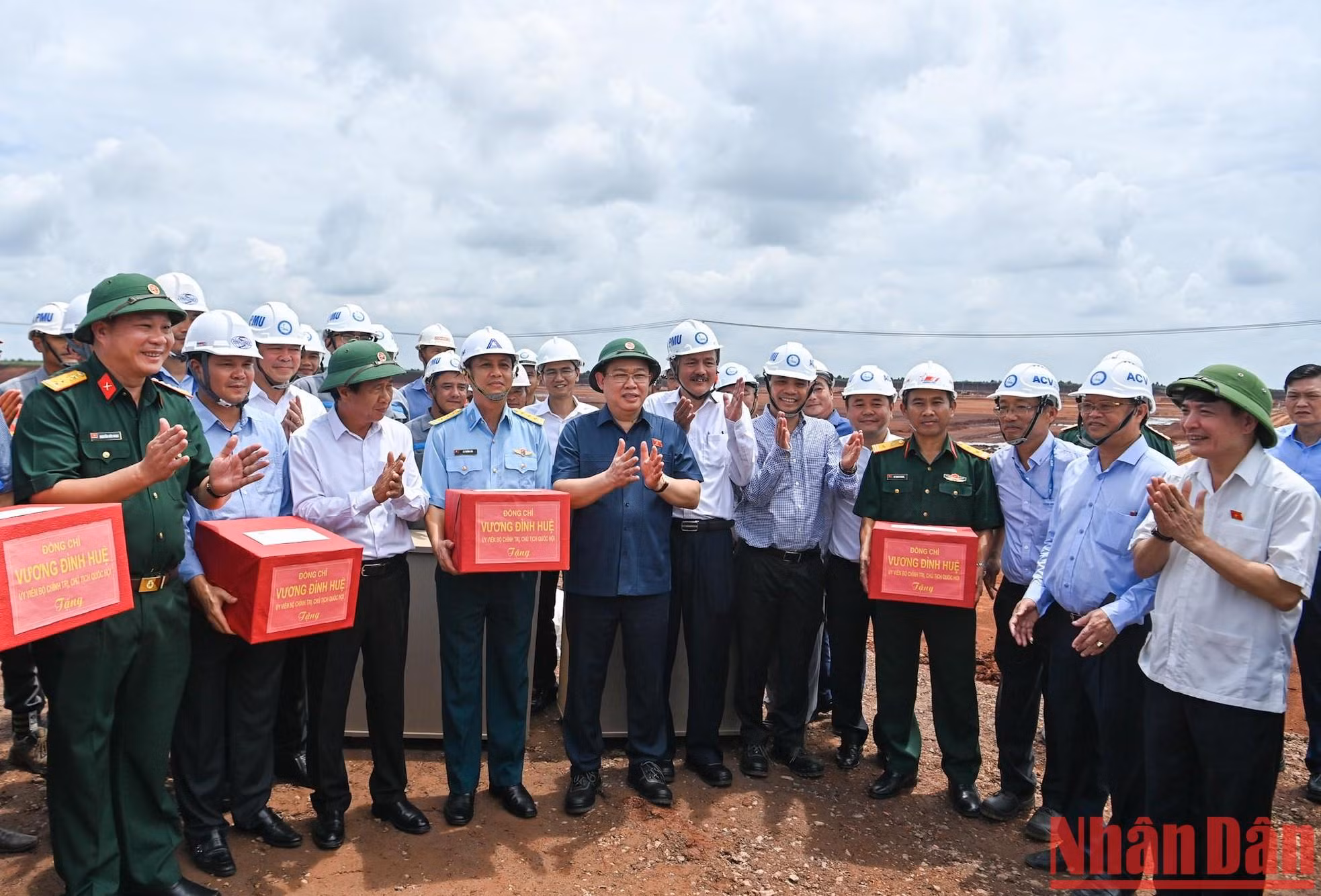 El presidente de la Asamblea Nacional, Vuong Dinh Hue, el viceprimer ministro Le Van Thanh y otros delegados entregaron obsequios a los trabajadores del proyecto del aeropuerto de Long Thanh.