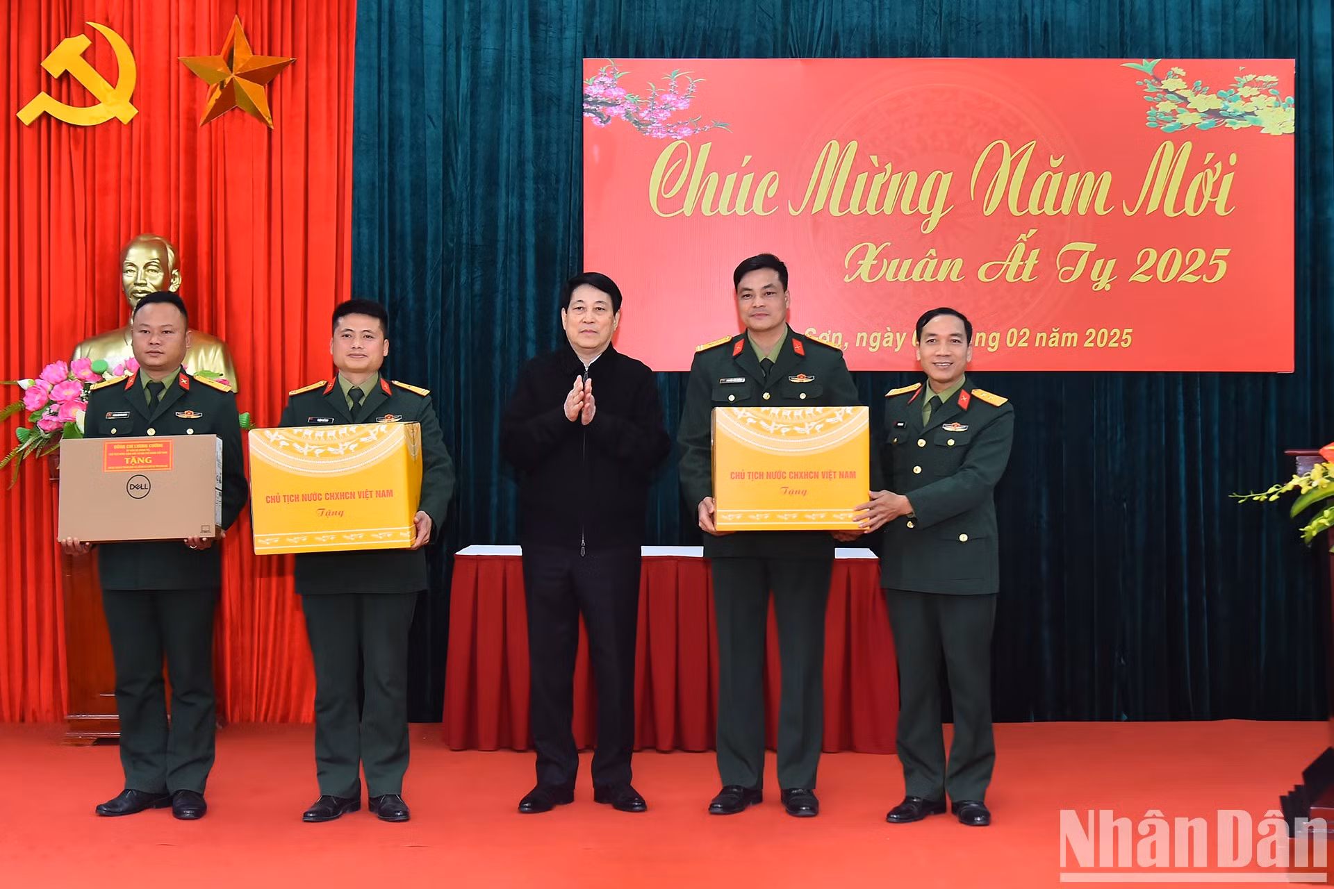 Luong Cuong entrega obsequios a la unidad militar.