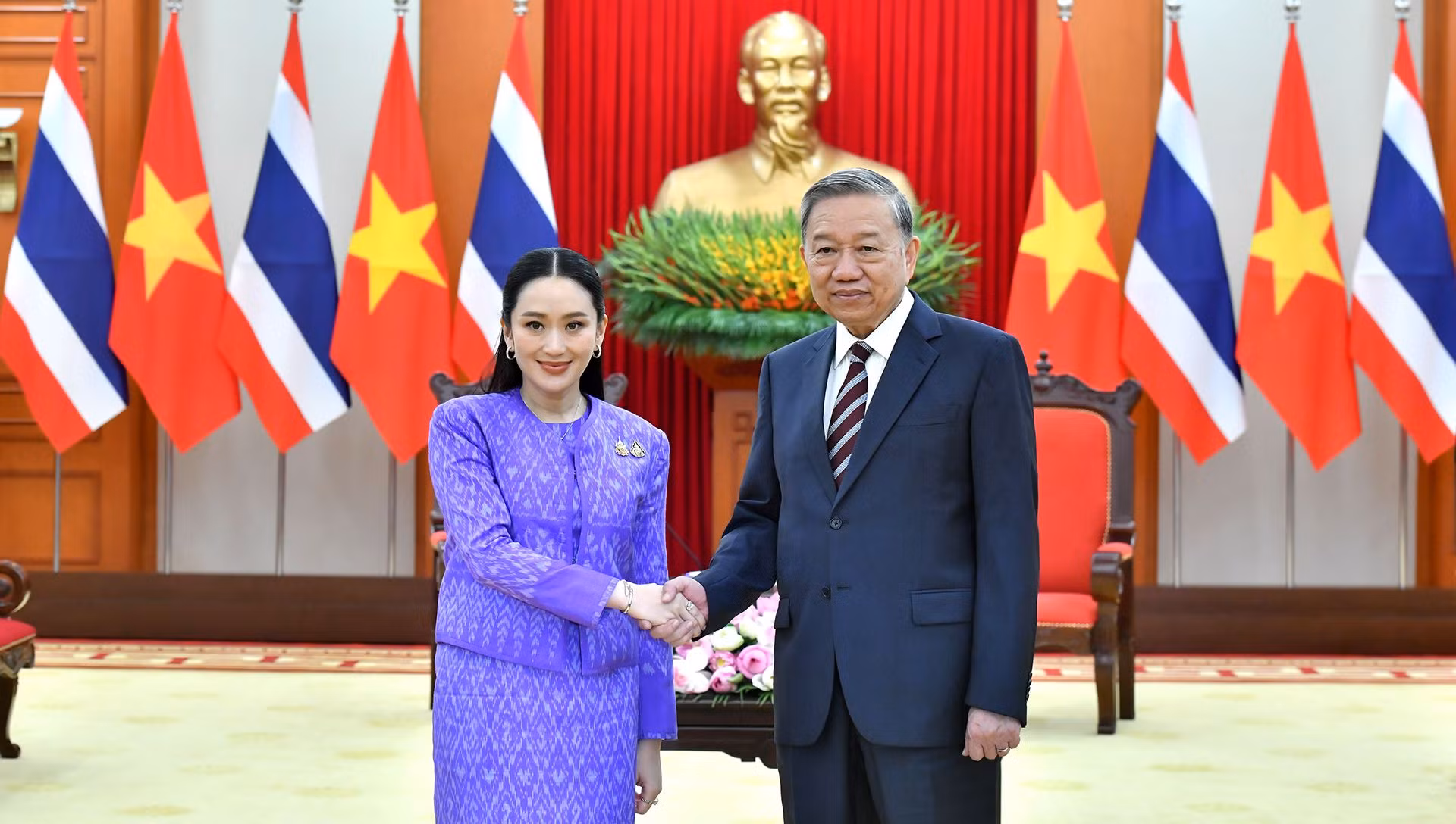 [Foto] Líder partidista de Vietnam recibe a primera ministra de Tailandia