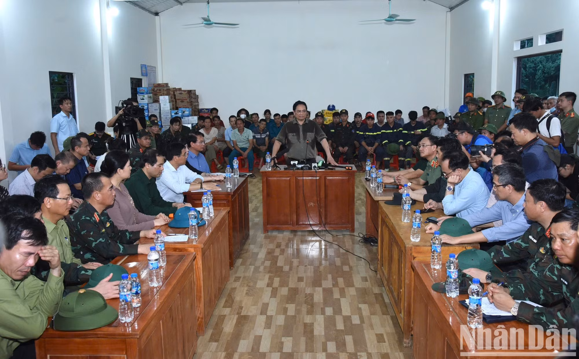Minh Chinh trabaja con la administración de Lao Cai y las fuerzas de rescate.