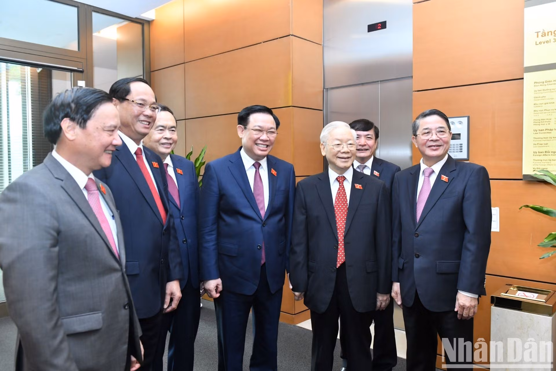 El secretario general del Partido Comunista de Vietnam (PCV), Nguyen Phu Trong, el presidente de la Asamblea Nacional, Vuong Dinh Hue, y los vicetitulares del órgano legislativo en el evento.