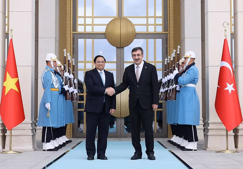 El vicepresidente turco, Cevdet Yilmaz, recibe al primer ministro vietnamita, Pham Minh Chinh.
