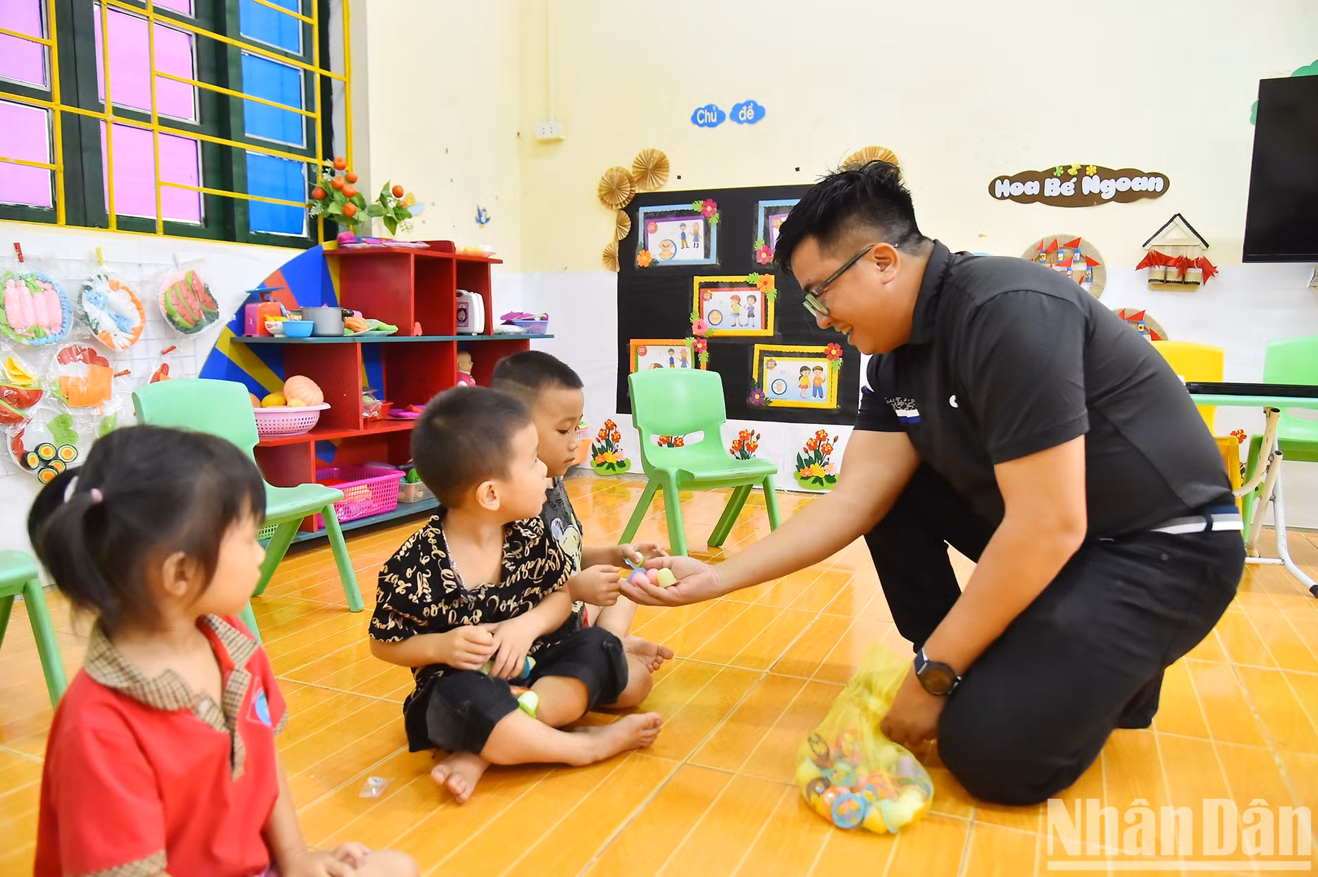 Un representante de empresas y filántropos entrega obsequios a los niños.