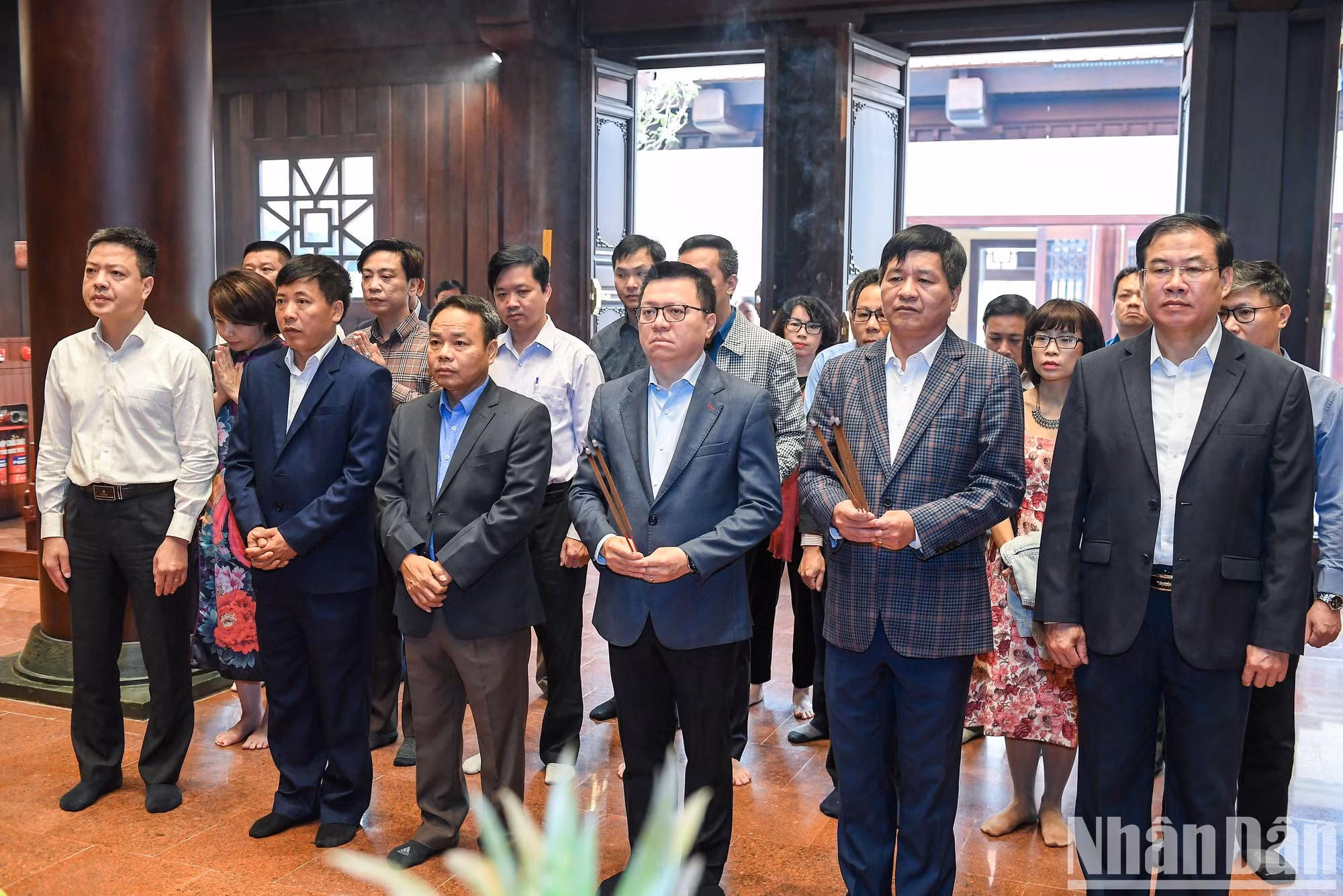 En un ambiente solemne, los delegados expresaron su infinita gratitud por los grandes méritos de los combatientes caídos por la causa de la liberación, la independencia, la reunificación nacional y la felicidad del pueblo.