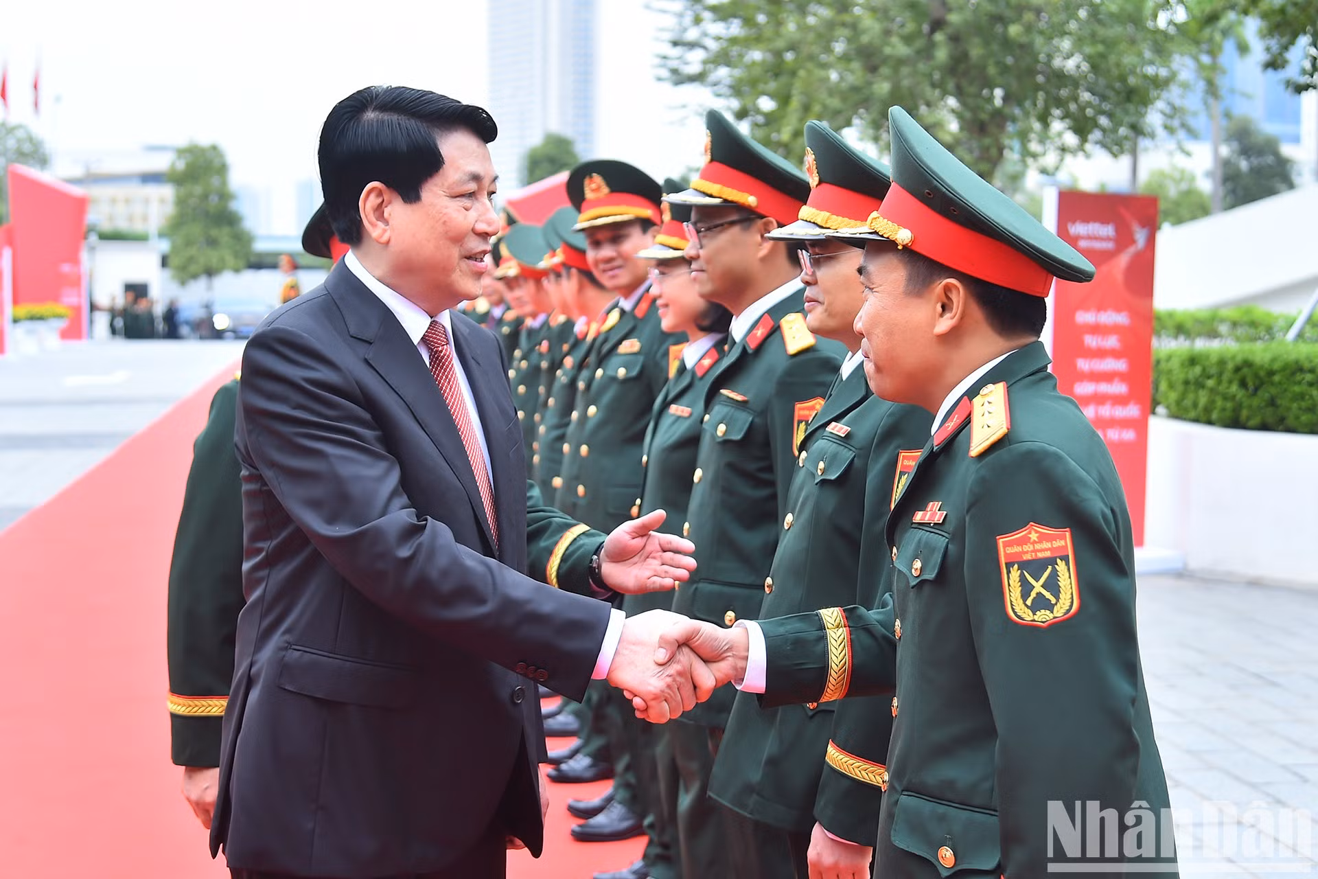 Luong Cuong con los delegados.
