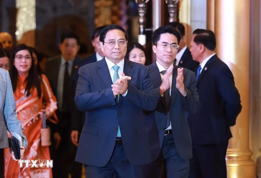El primer ministro de Vietnam, Pham Minh Chinh, se reúne con el personal de la Embajada y representantes de la comunidad vietnamita en los EAU. El primer ministro de Vietnam, Pham Minh Chinh, se reúne con el personal de la Embajada y representantes de la comunidad vietnamita en los EAU.