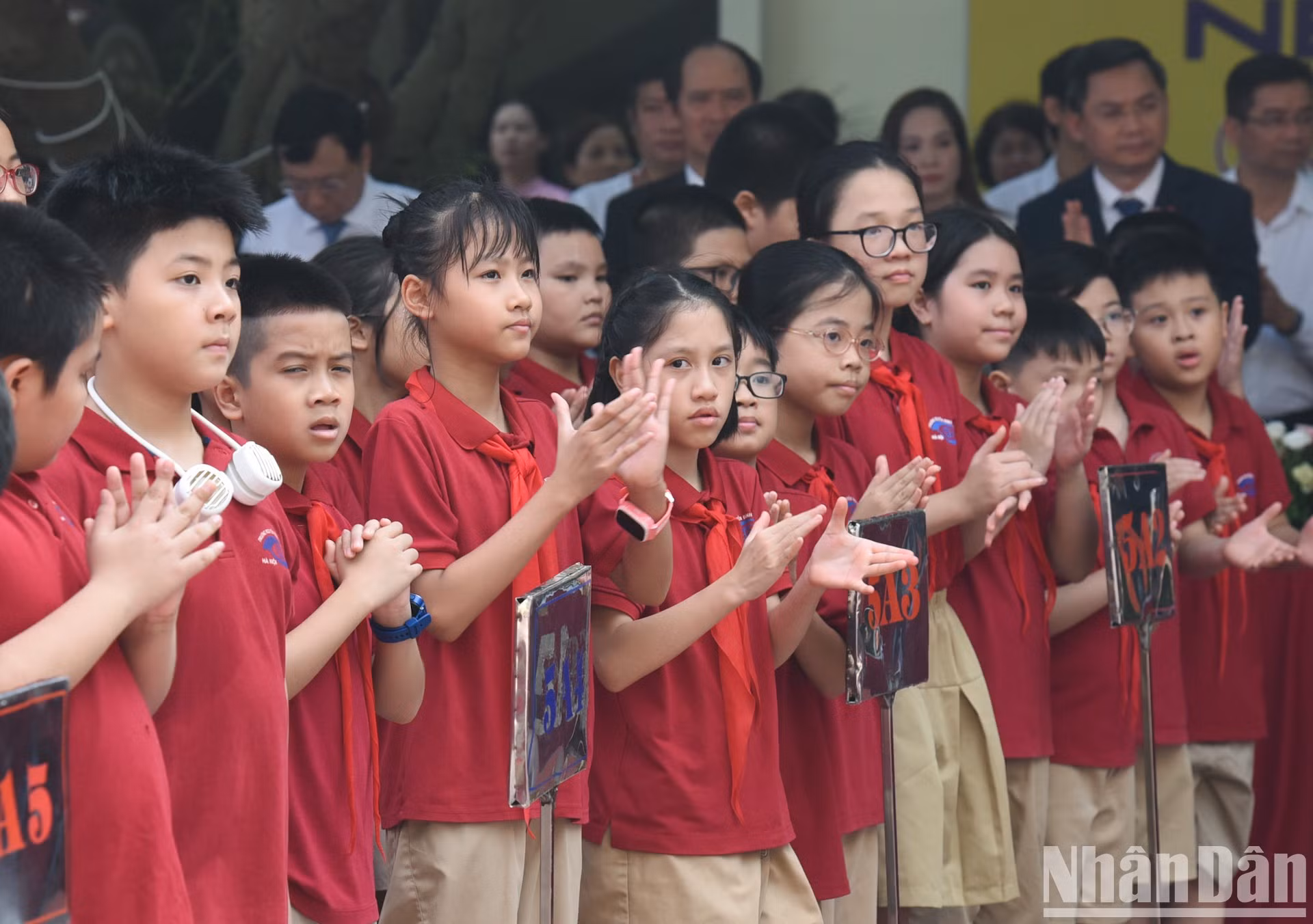Estudiantes de la escuela en la ceremonia.
