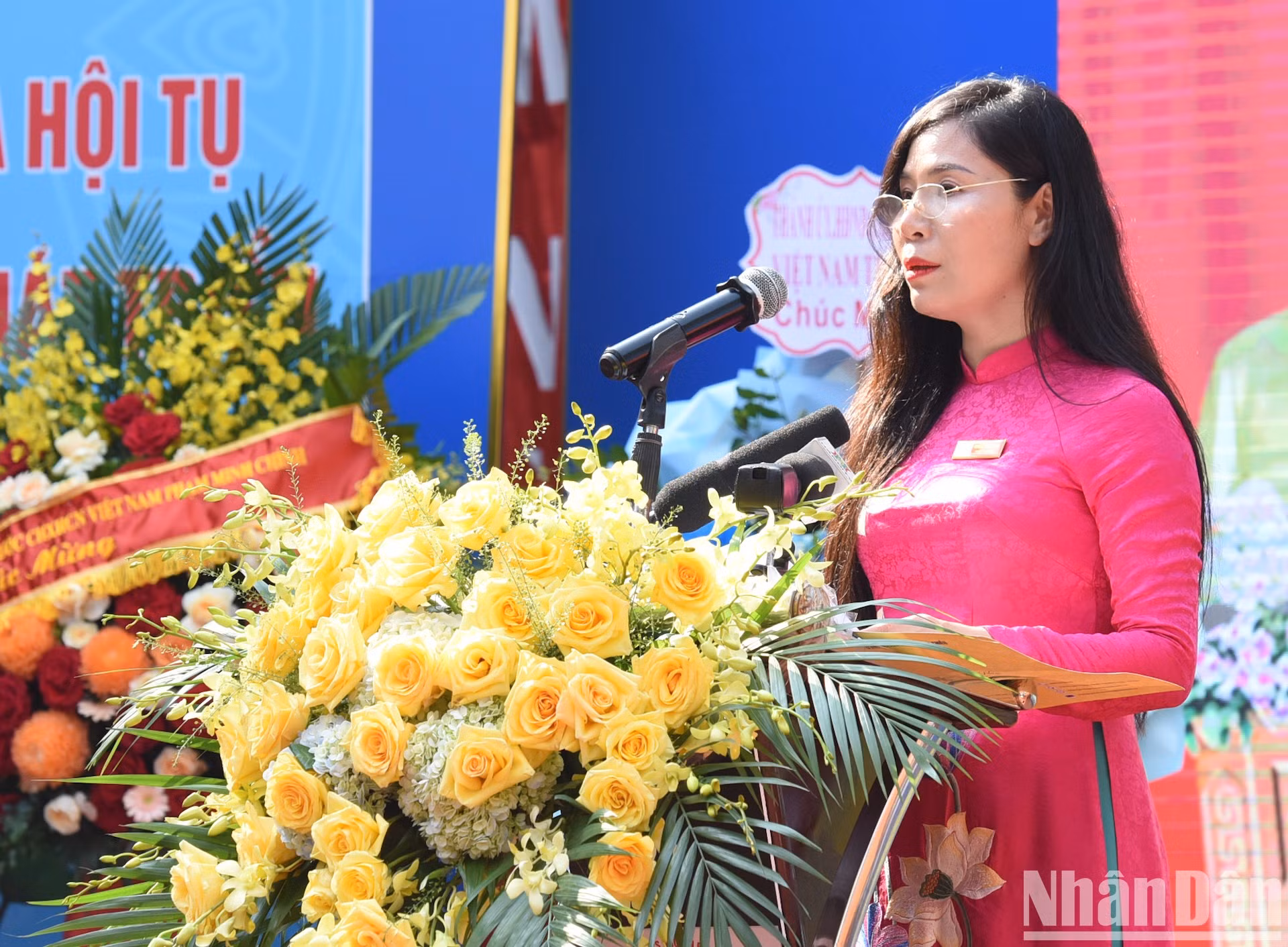 La directora de la escuela Nguyen Dinh Chieu, Nguyen Thi Tuyet Mai, habla en el evento.