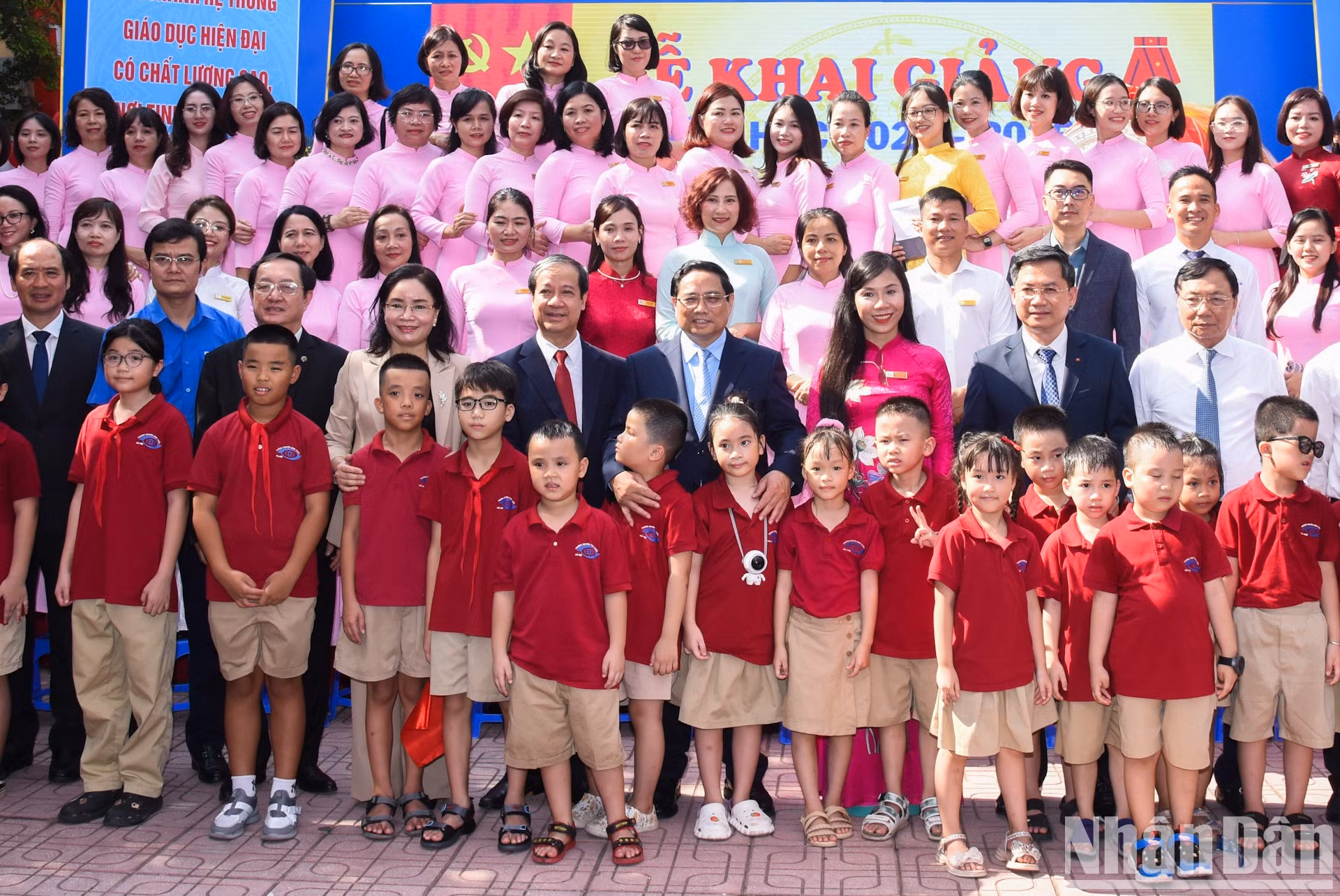 Minh Chinh con docentes y estudiantes de la escuela.