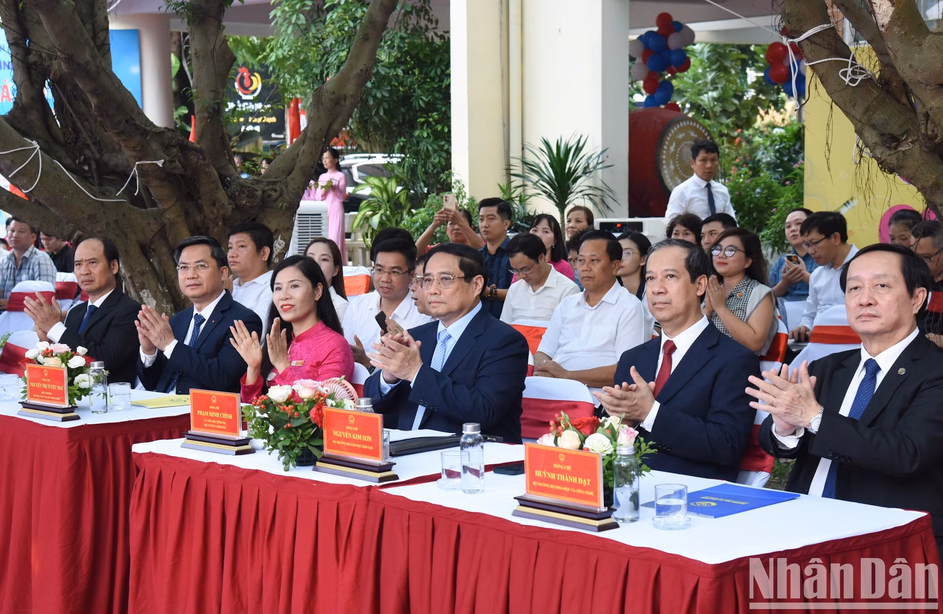 El premier Pham Minh Chinh, el ministro de Educación y Formación, Nguyen Kim Son, el ministro de Ciencia y Tecnología, Huynh Thanh Dat, y otros delegados asisten a la ceremonia.