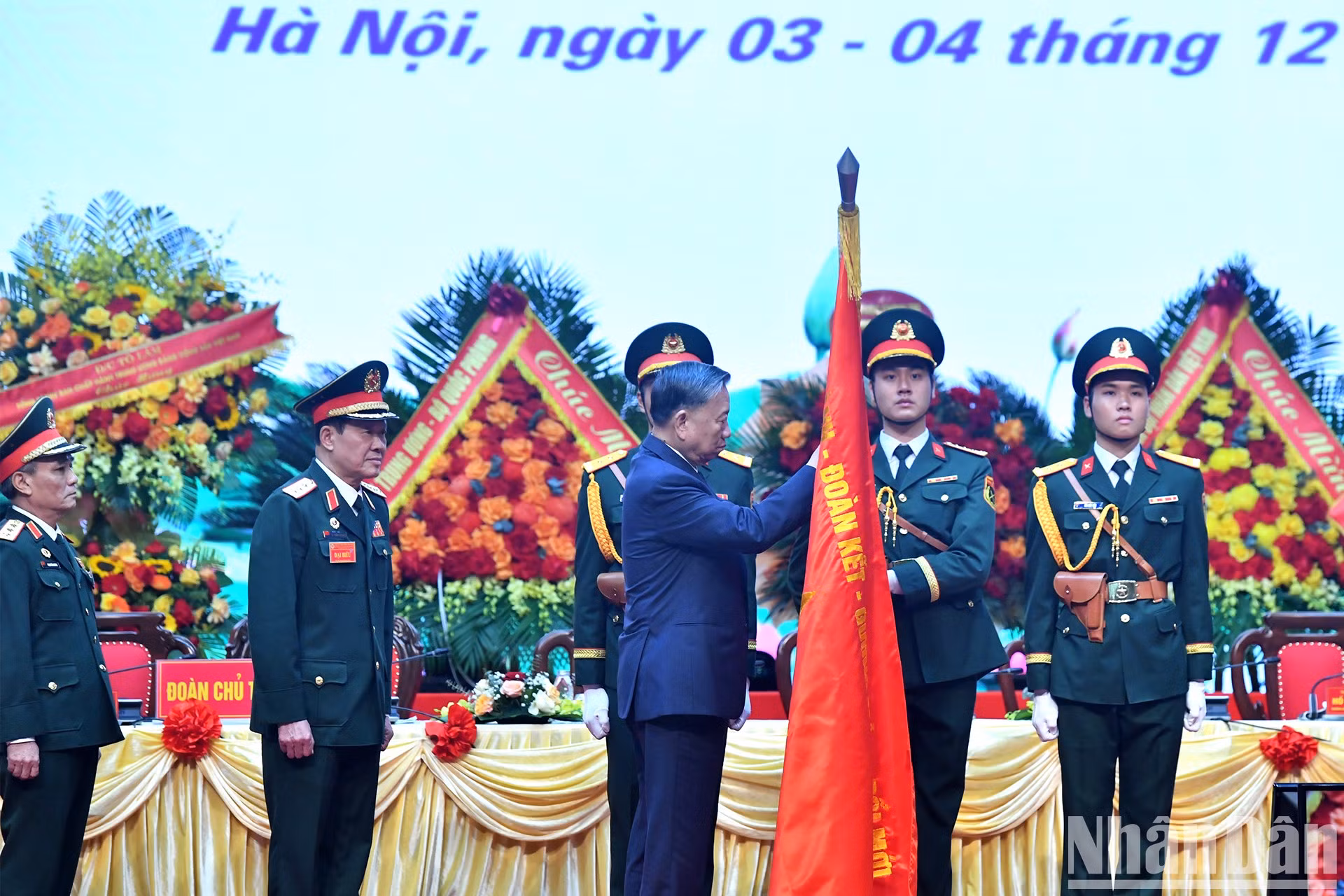 To Lam entrega la Orden del Trabajo de primera clase a la Asociación de Veteranos de Vietnam.