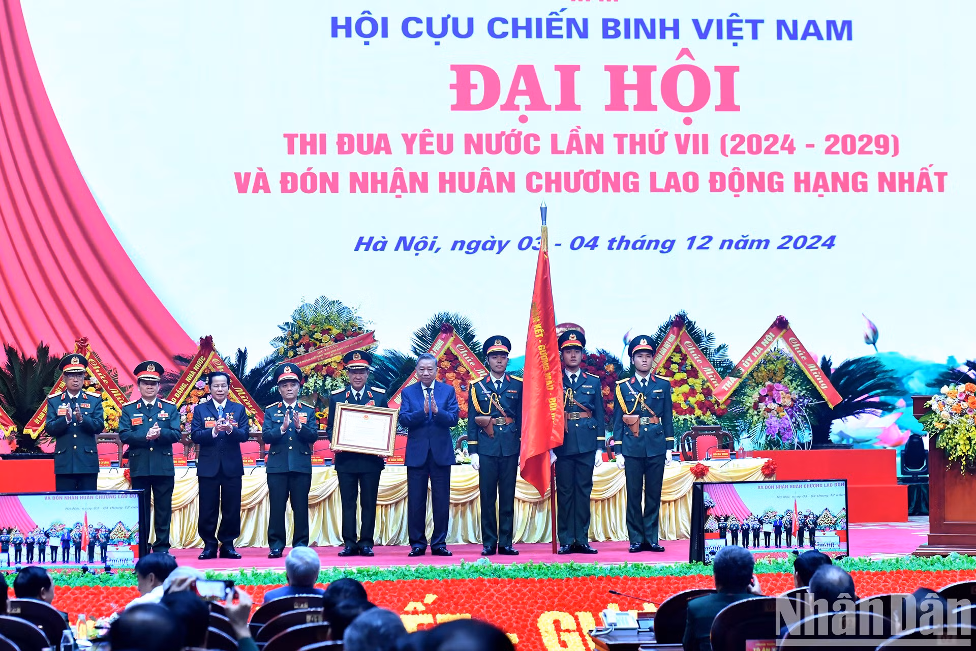 To Lam entrega la Orden del Trabajo de primera clase a la Asociación de Veteranos de Vietnam.