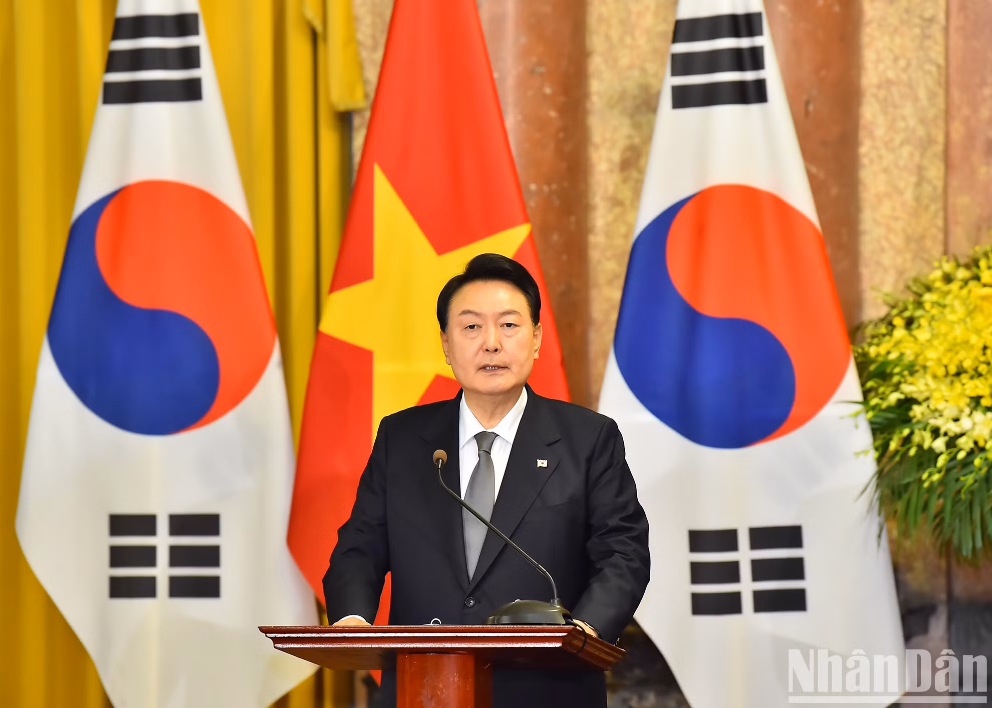 Yoon Suk Yeo interviene en la conferencia de prensa.
