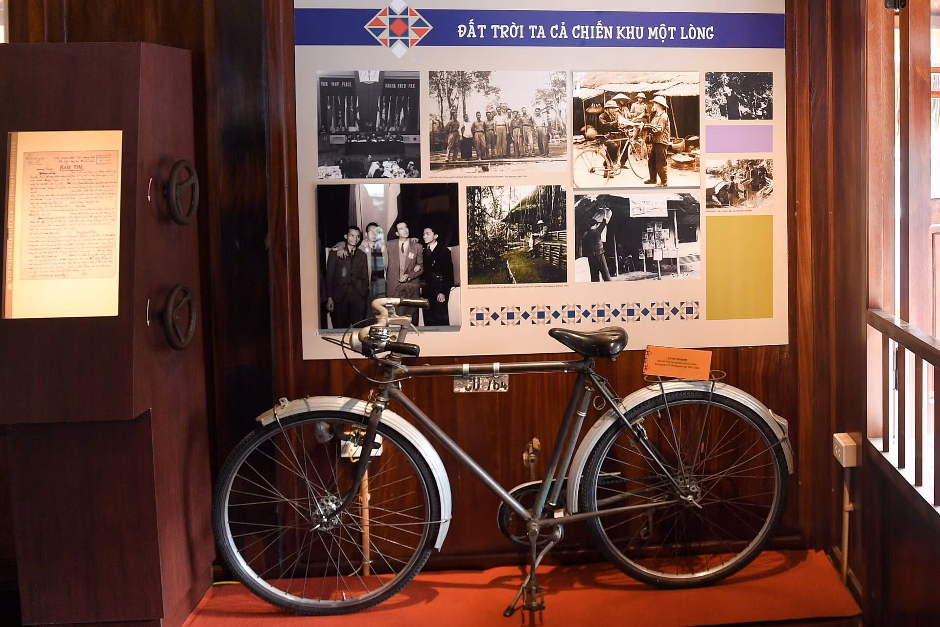 La bicicleta de la marca Peugeot asociada con el mártir Trinh Hoang Dam, exreportero del periódico Cuu Quoc (Salvación Nacional). La bicicleta de la marca Peugeot asociada con el mártir Trinh Hoang Dam, exreportero del periódico Cuu Quoc (Salvación Nacional).