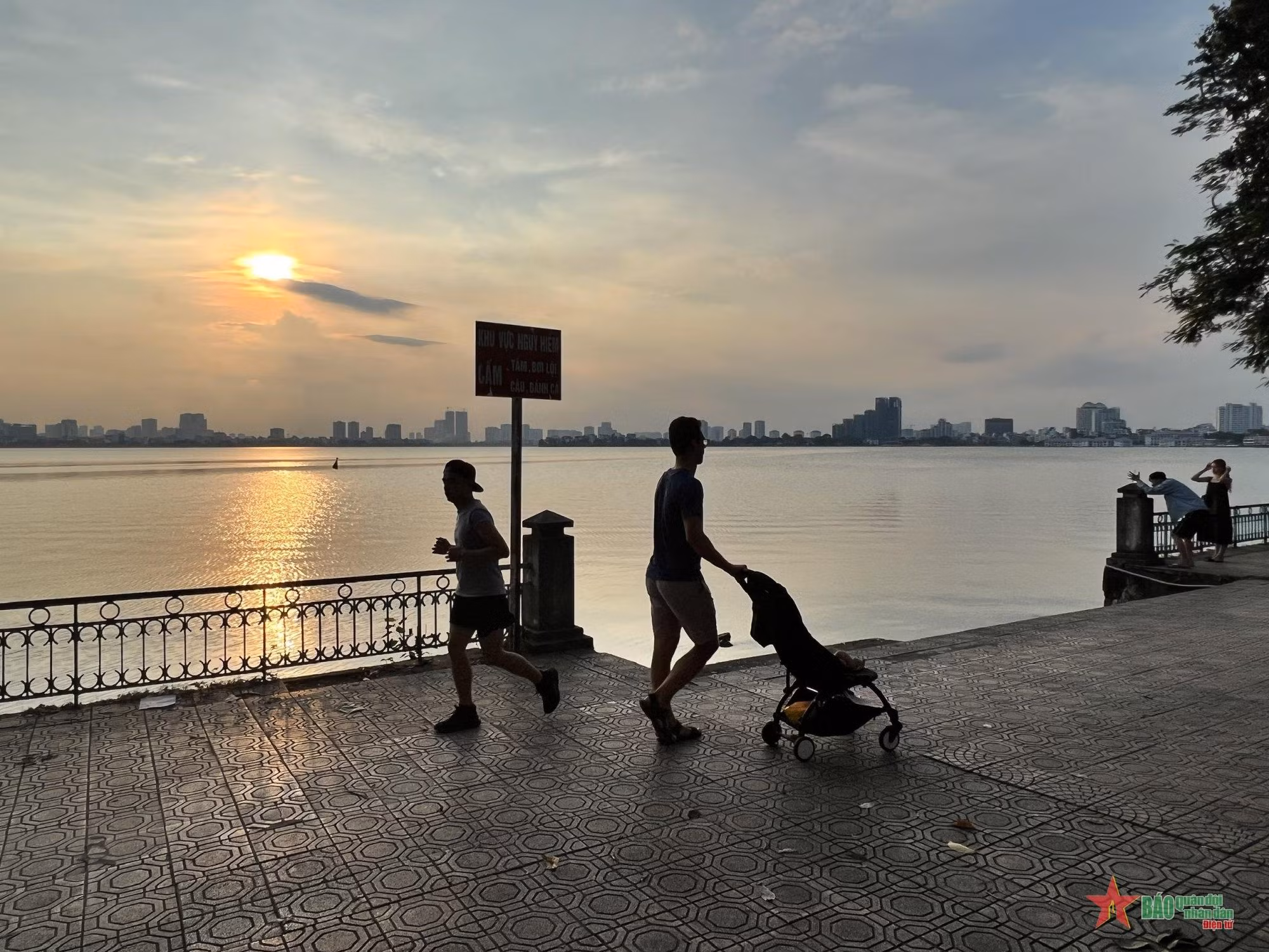 Apodado el "pulmón verde" de la capital por su gran número de árboles frondosos, el lago Oeste es un lugar ideal para correr o andar en bicicleta.