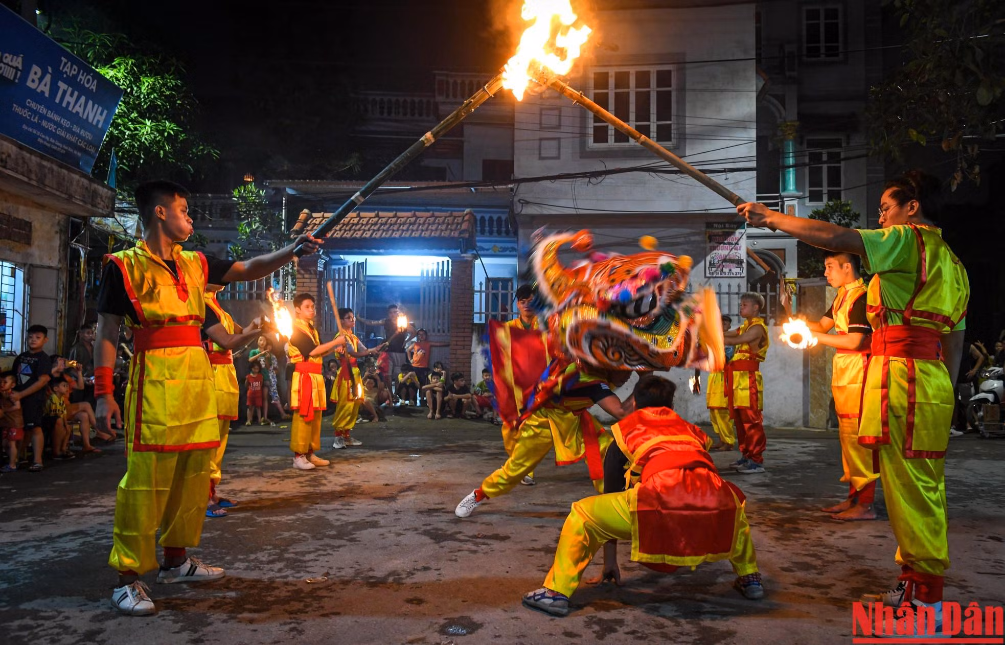Para la maniobra de “escupir fuego”, en imitación de los dragones, los miembros del equipo tuvieron que practicar muchas veces con agua en lugar de gasolina para garantizar la seguridad.