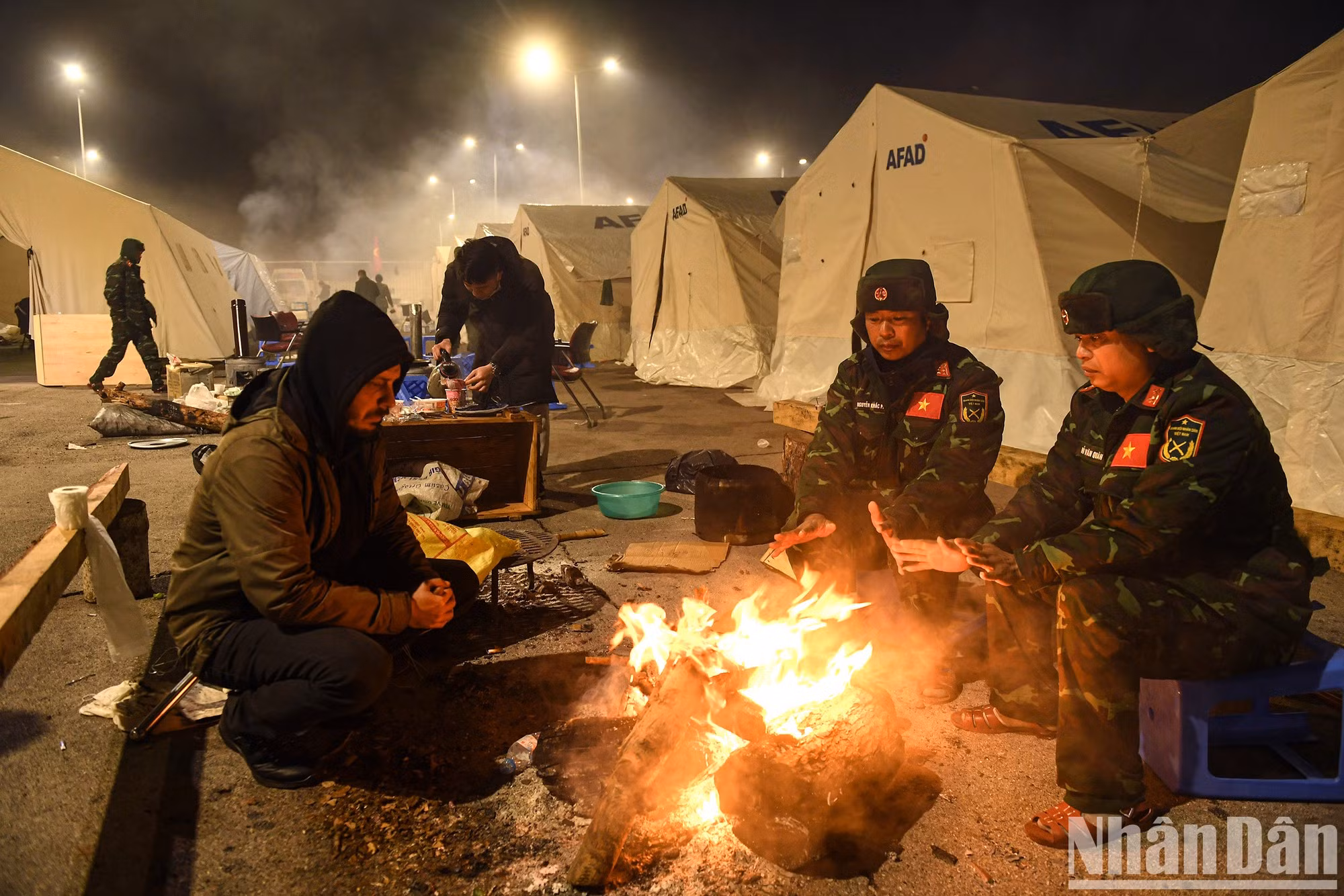 La noche antes de la partida de la delegación vietnamita, en la provincia turca de Hatay, hacía frío, con temperaturas fluctuantes entre cinco y siete grados centígrados. La noche antes de la partida de la delegación vietnamita, en la provincia turca de Hatay, hacía frío, con temperaturas fluctuantes entre cinco y siete grados centígrados.