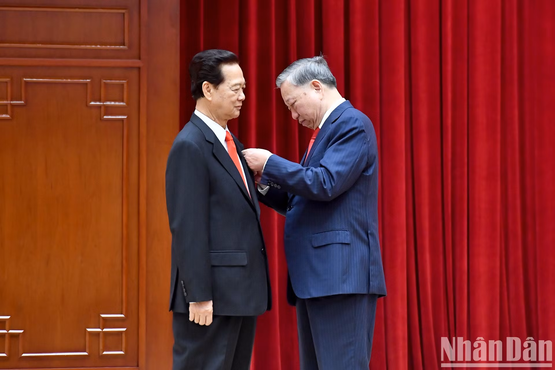 To Lam otorga la Orden de la Estrella Dorada al ex primer ministro Nguyen Tan Dung.