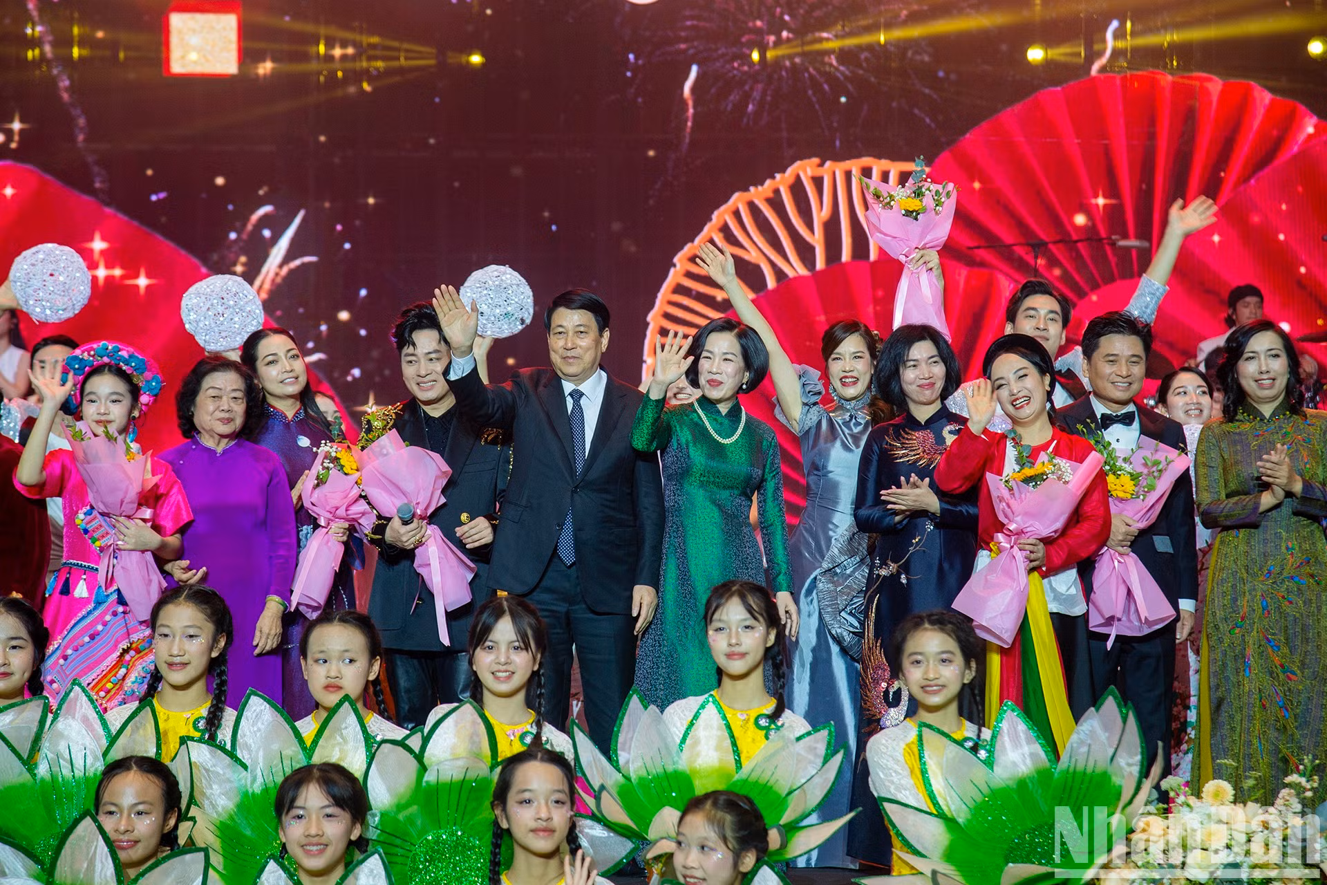 Luong Cuong y los delegados en la cita.