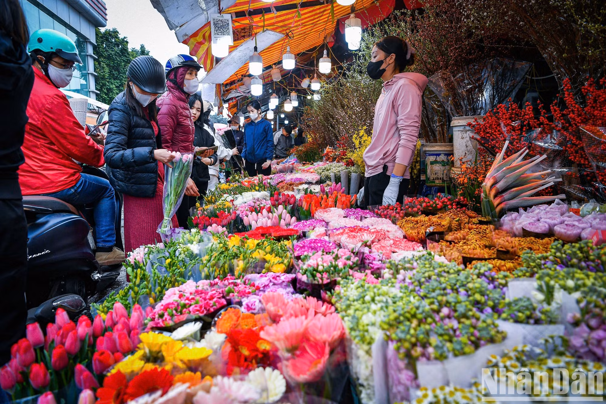 Las opciones más populares de los clientes son rosas, gerberas y lirios, entre otras.