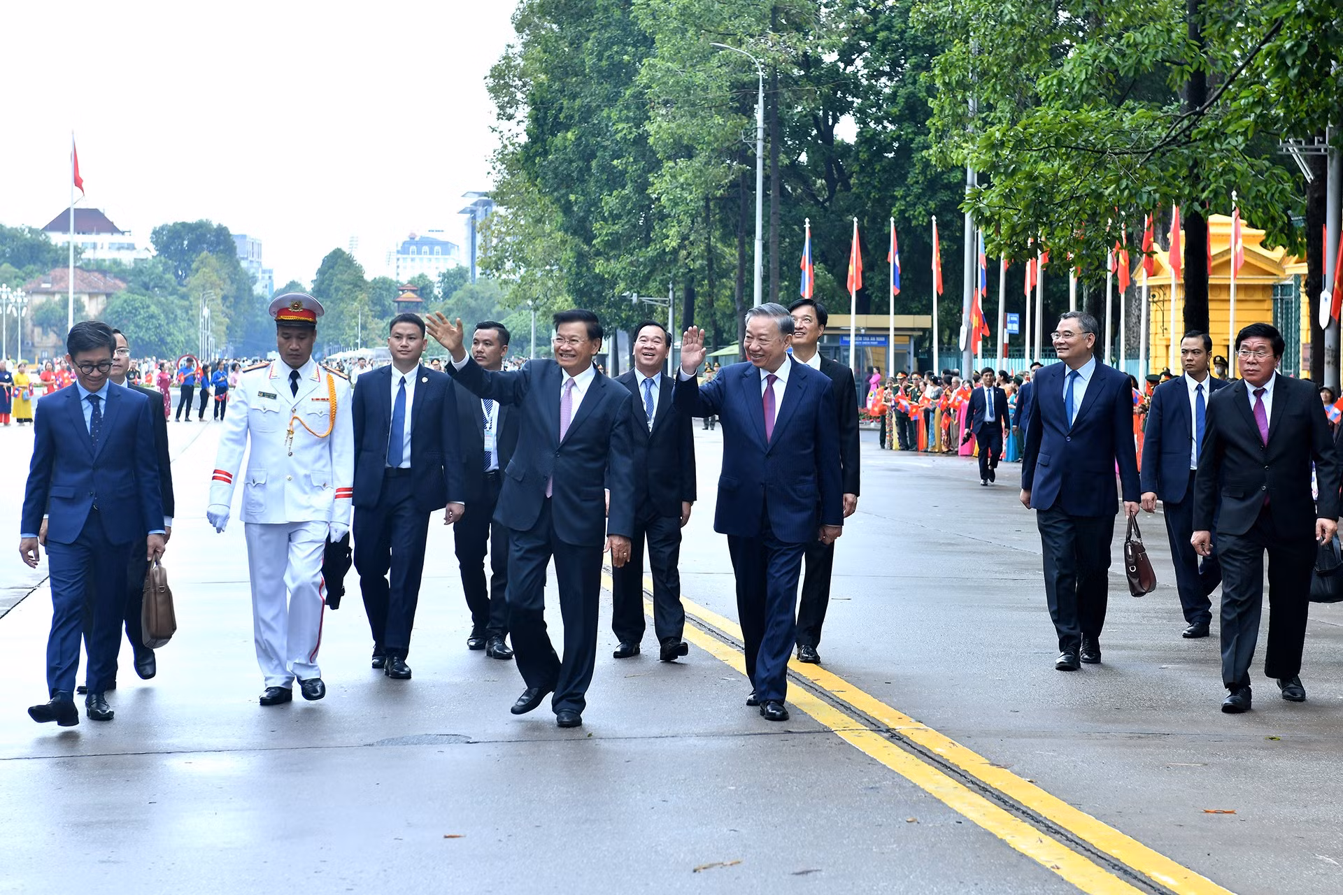El secretario general del Partido Popular Revolucionario y presidente de Laos, Thongloun Sisoulith y su homólogo vietnamita, To Lam, llegan a la sede del Comité Central del Partido Comunista de Vietnam.