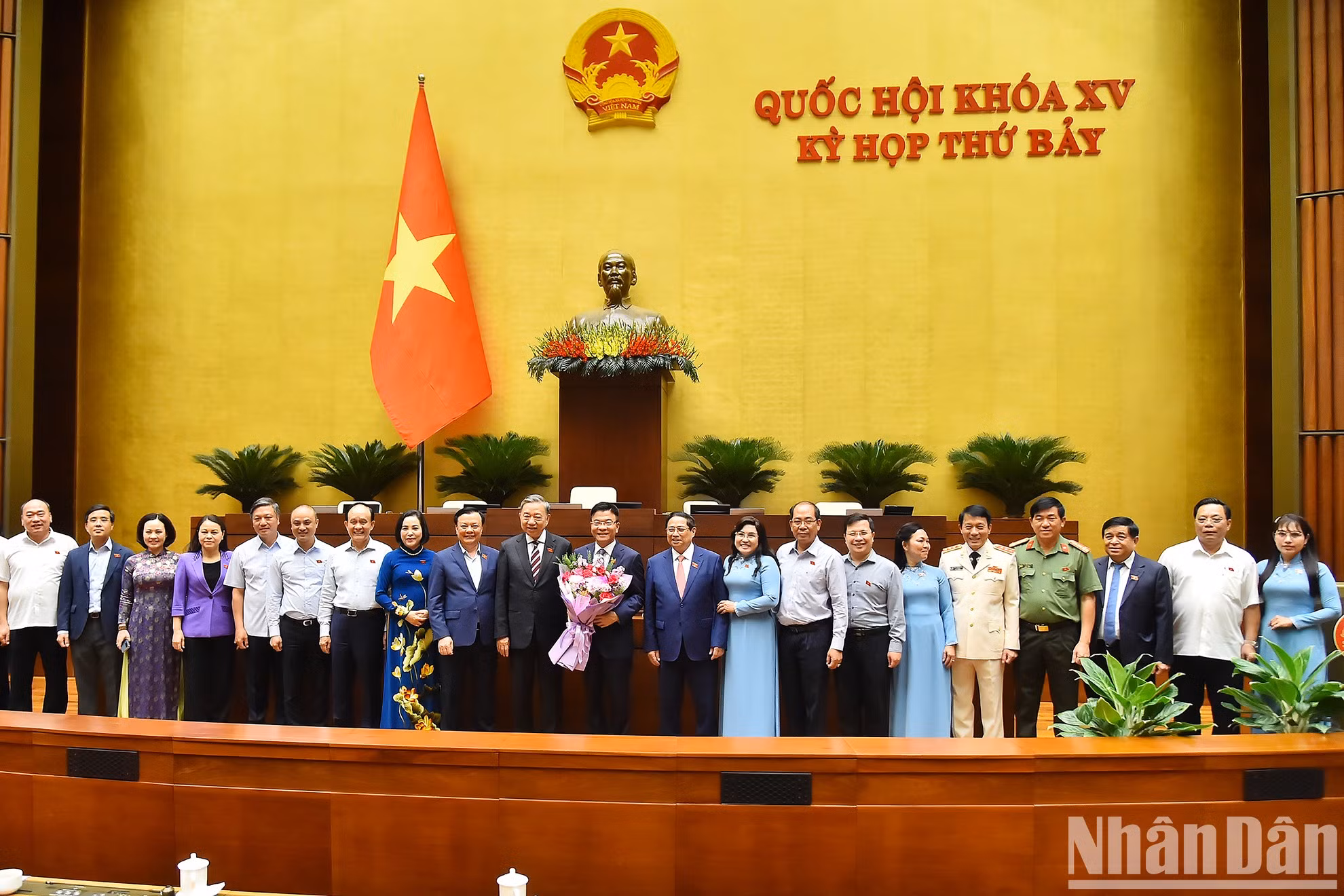El presidente To Lam, el primer ministro Pham Minh Chinh y los diputados felicitan al vicepremier Le Thanh Long, a la vicepresidenta del Parlamento Nguyen Thi Thanh y al ministro de Seguridad Pública Luong Tam Quang.