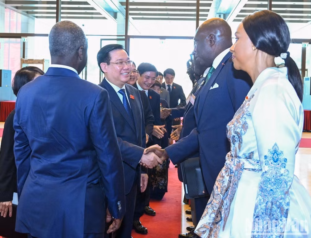 Adama Bictogo presenta a Dinh Hue los miembros de su comitiva.