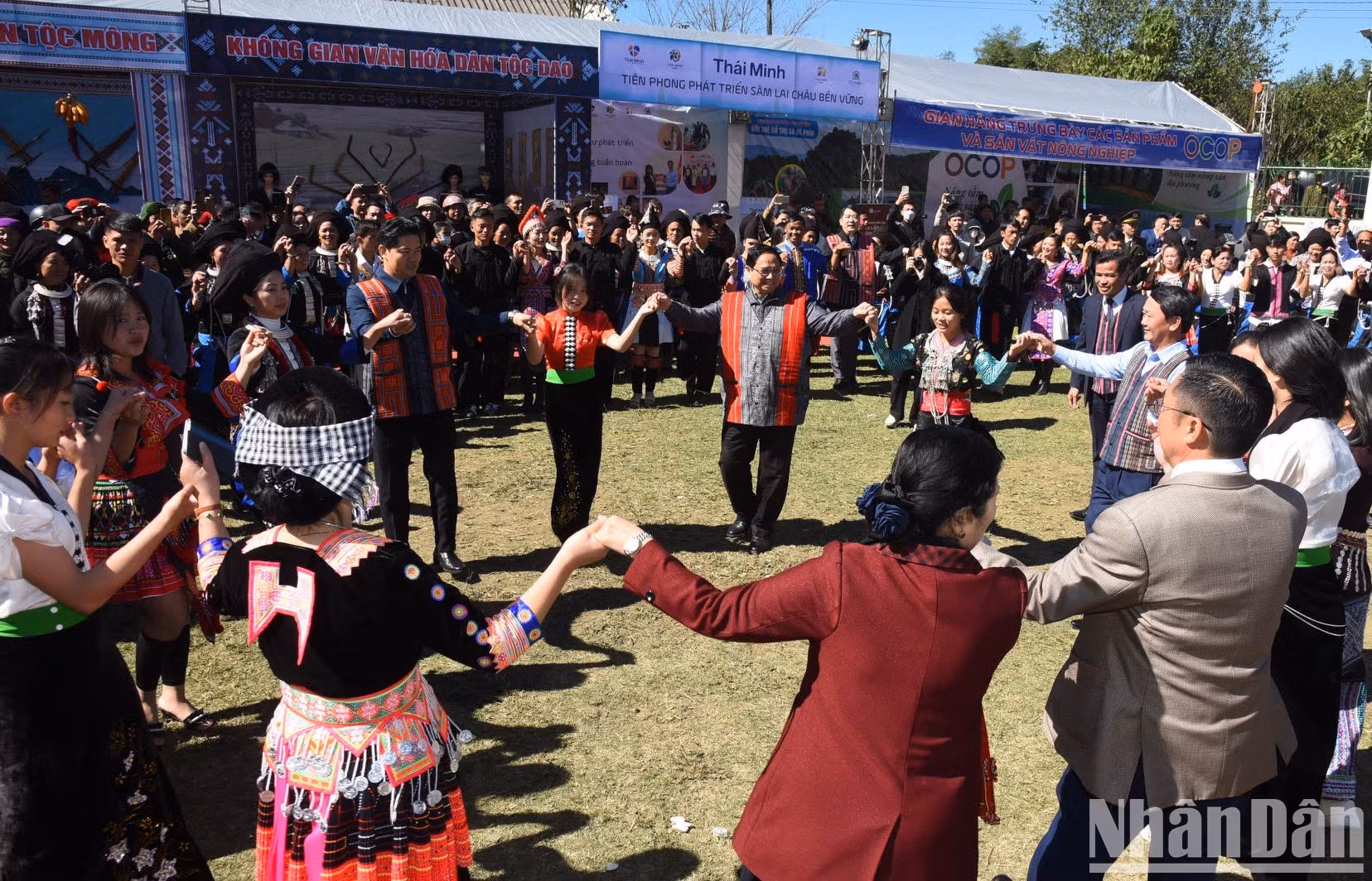 Minh Chinh participa en la danza xoe con los locales del distrito de Sin Ho.